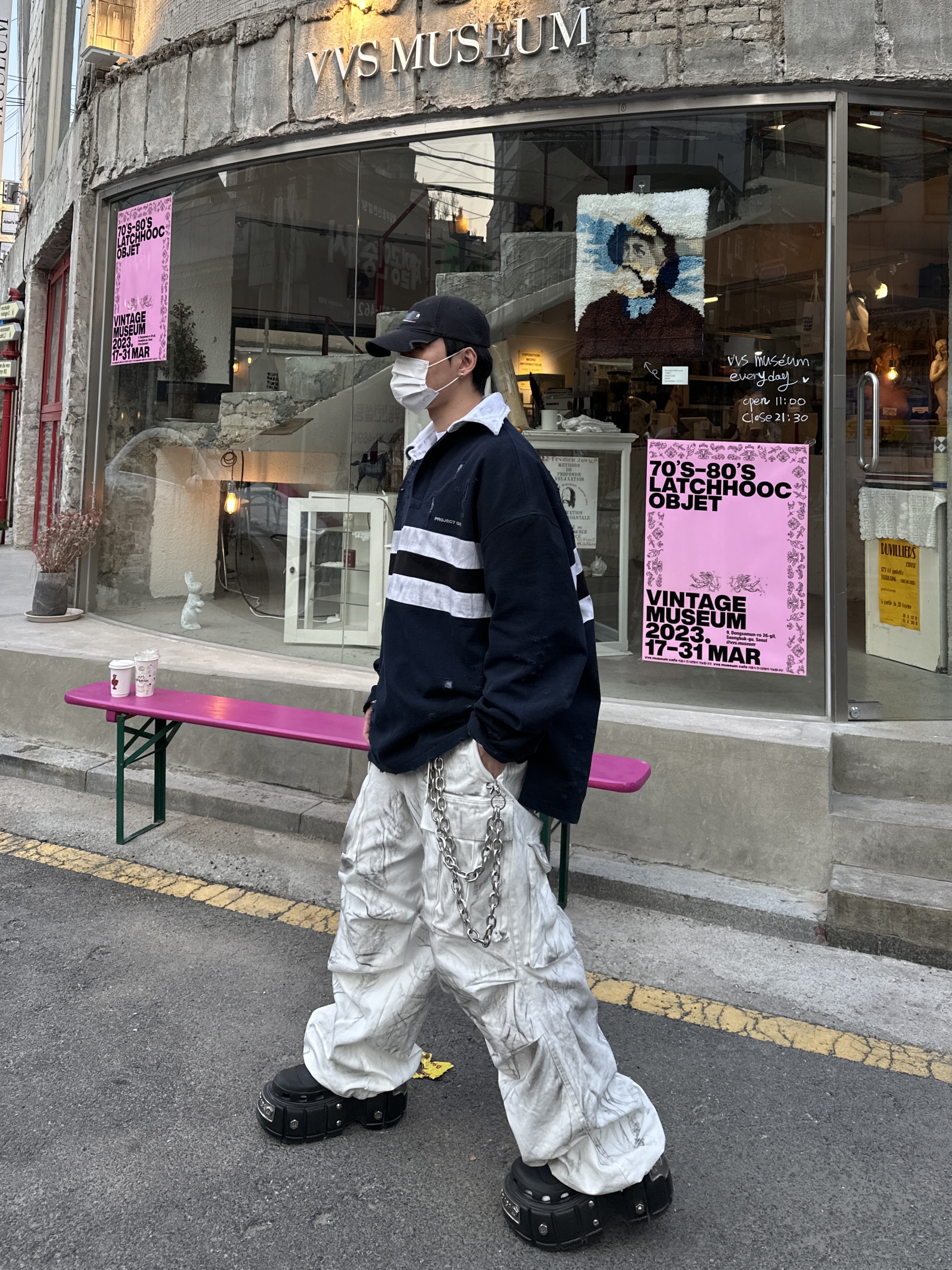 Balenciaga Gaffer Cap Black, Balenciaga x Crocs Hardcrocs Slide Black 착용 스타일 - 2