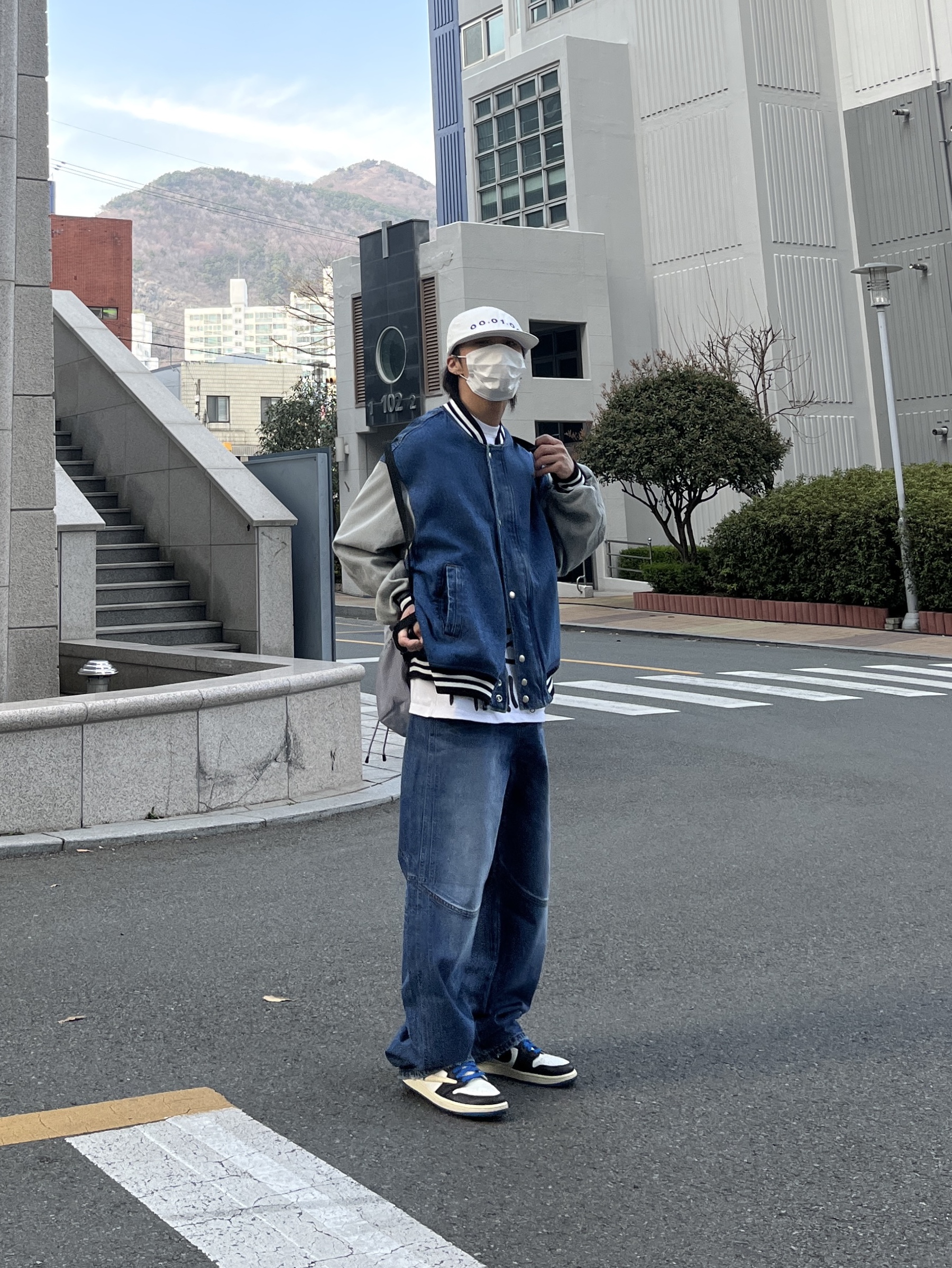 Opening Project Numbering Camp Cap Off White, Jordan 1 x Travis Scott x Fragment Retro Low OG SP Military Blue 착용 스타일 - 1