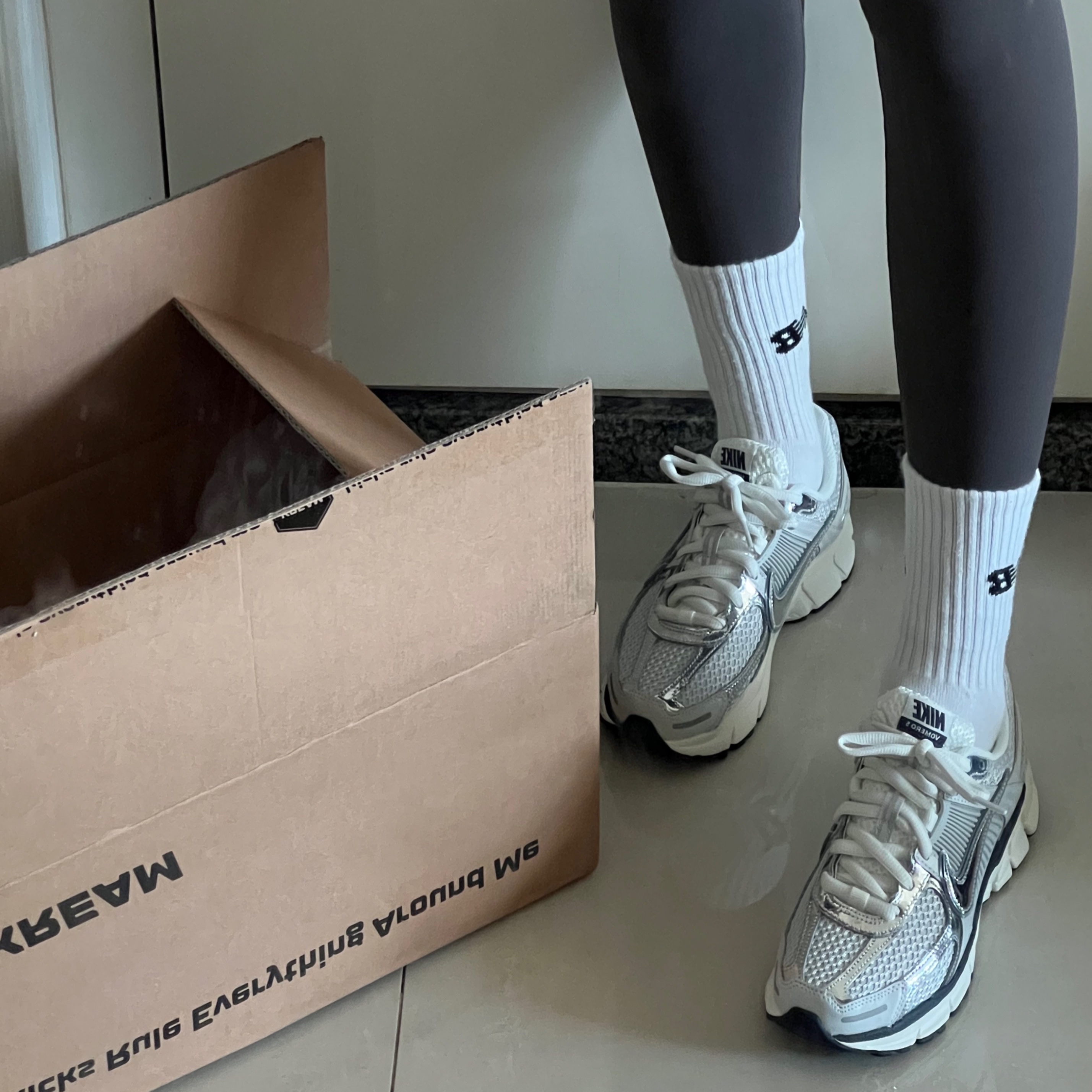 (W) Nike Zoom Vomero 5 Photon Dust and Metallic Silver 착용 스타일