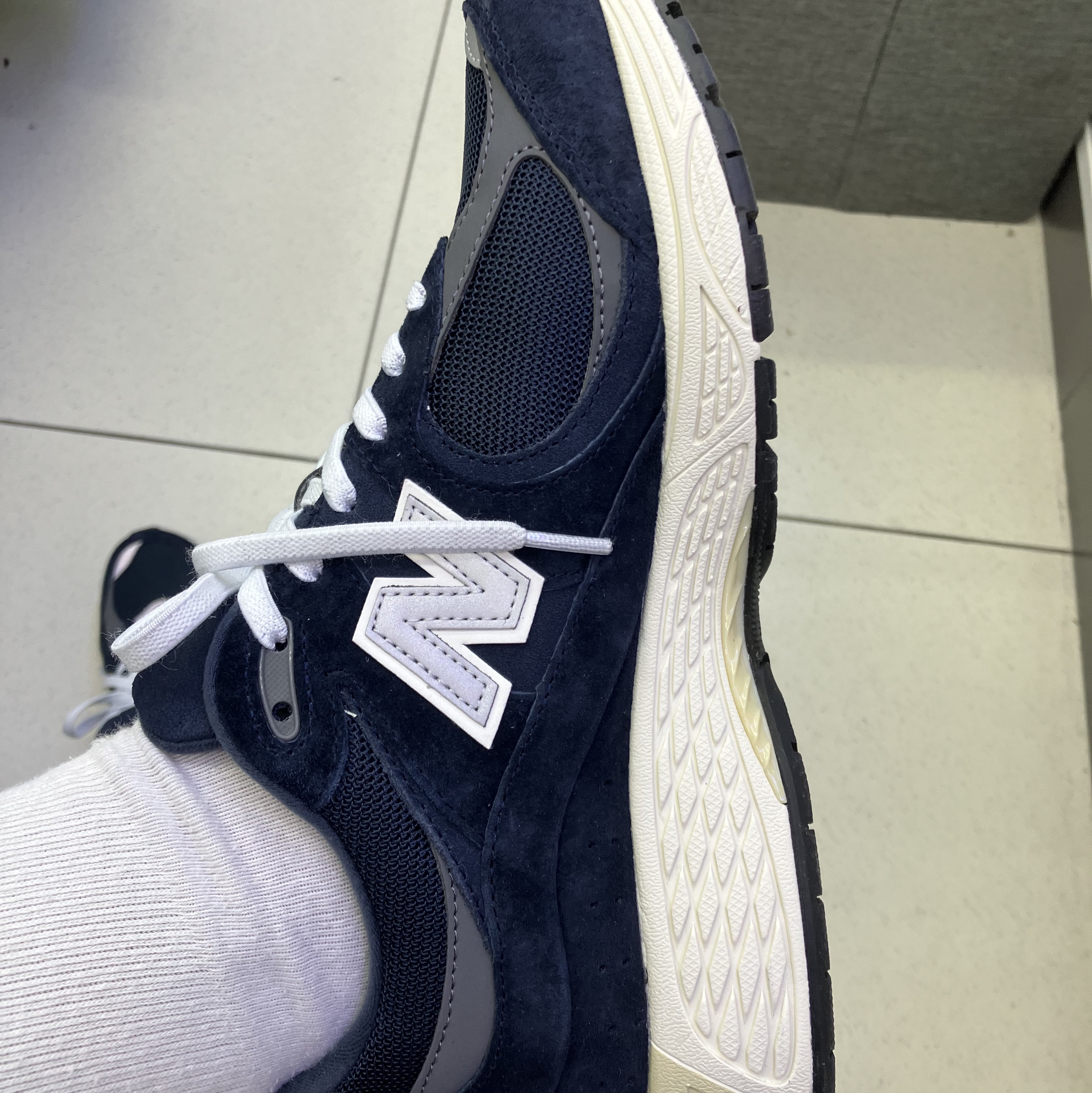 New Balance 2002R Eclipse Castlerock 착용 스타일 - 2