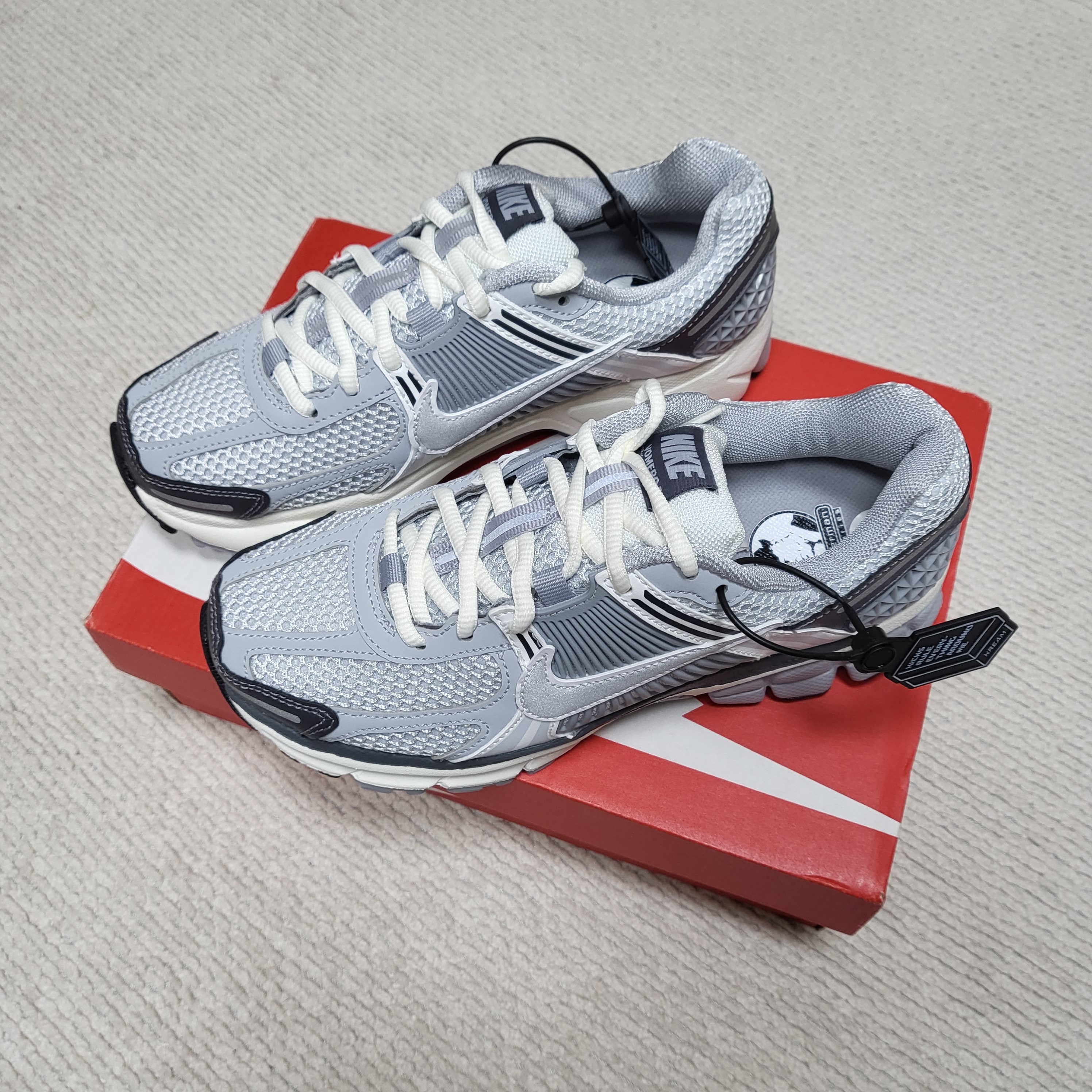 (W) Nike Zoom Vomero 5 Pure Platinum Metallic Silver 착용 스타일