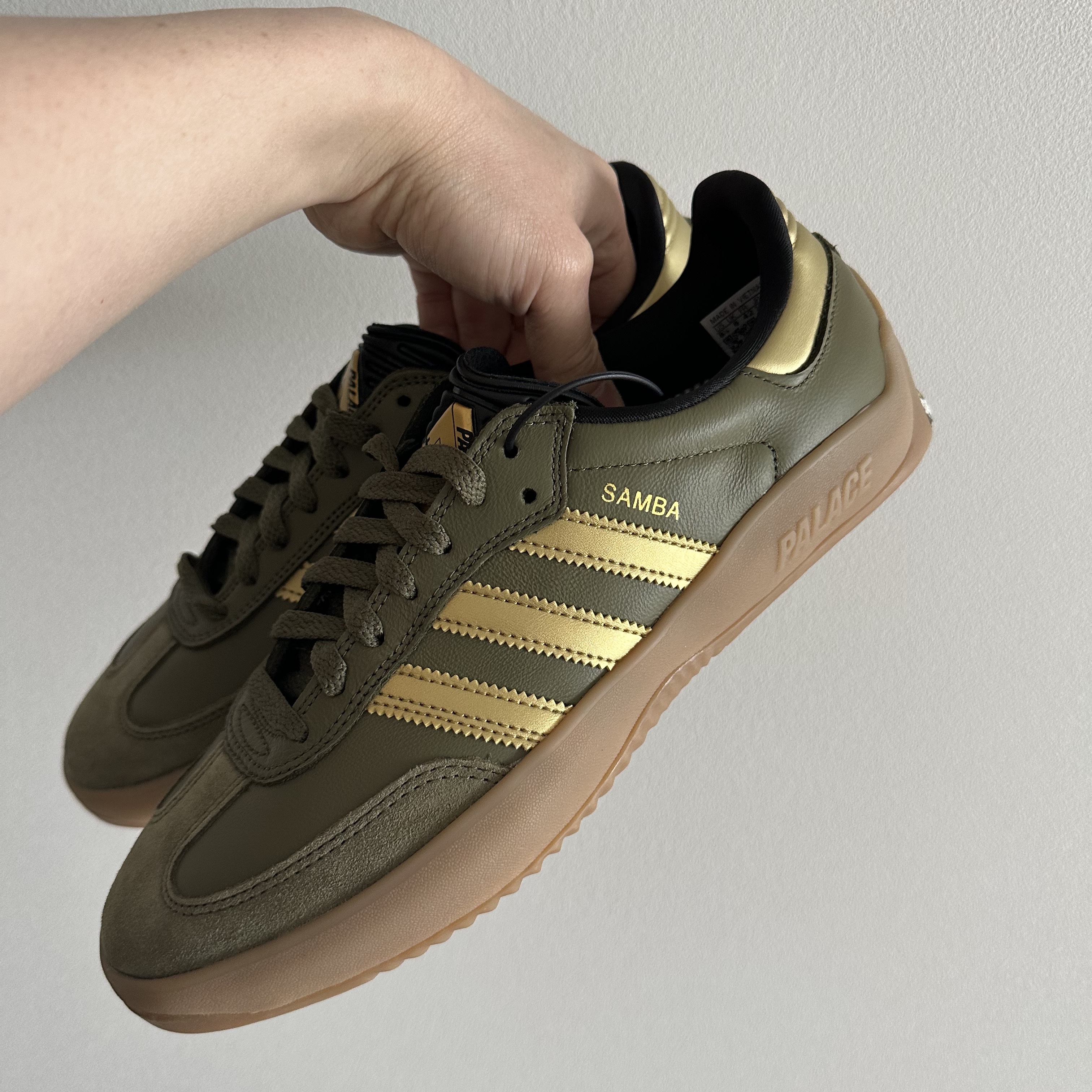 Adidas x Palace Samba Olive Gold 착용 스타일 - 2