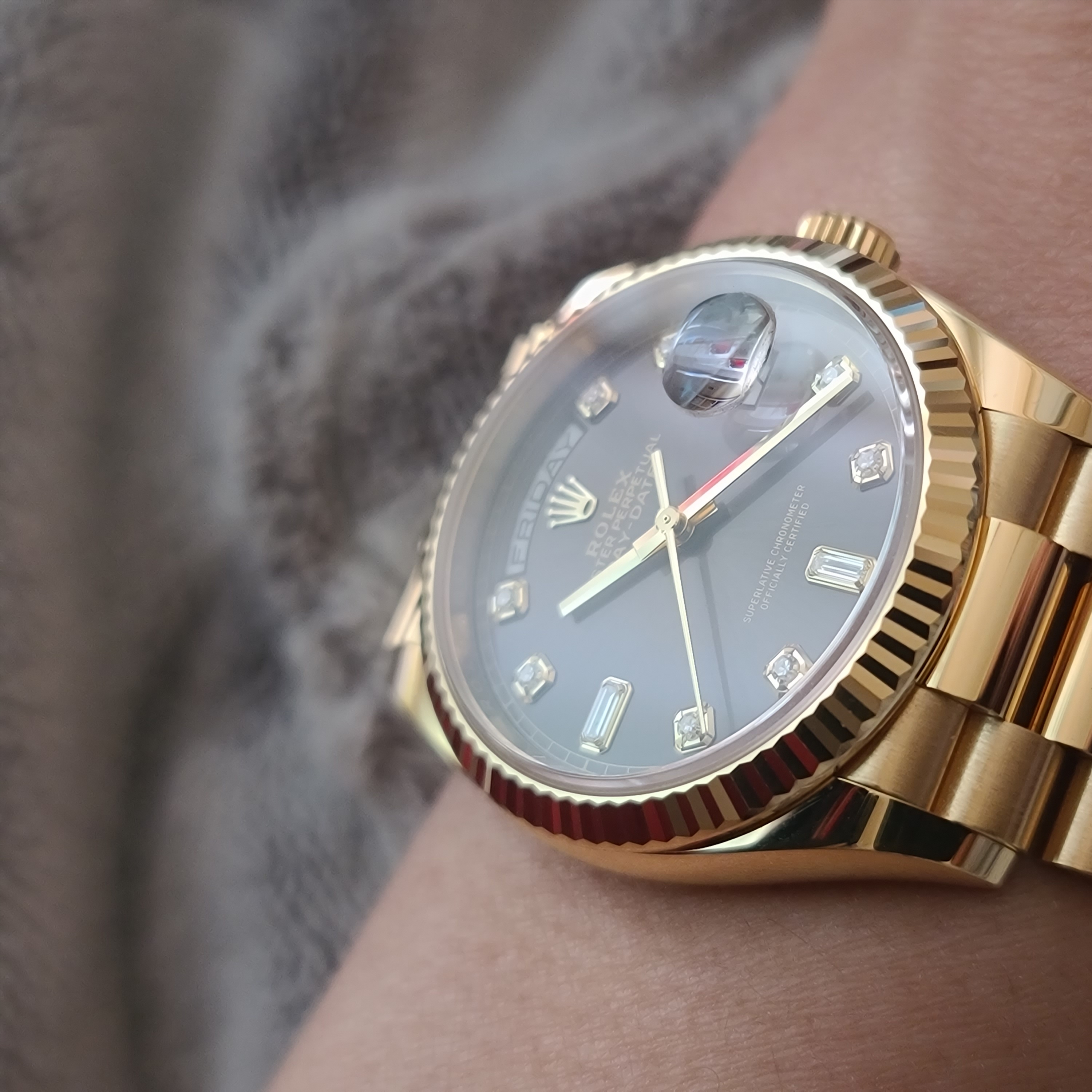 Rolex Day-Date 36mm 128235 Brown Ombre Diamond-Set President 착용 스타일 - 3