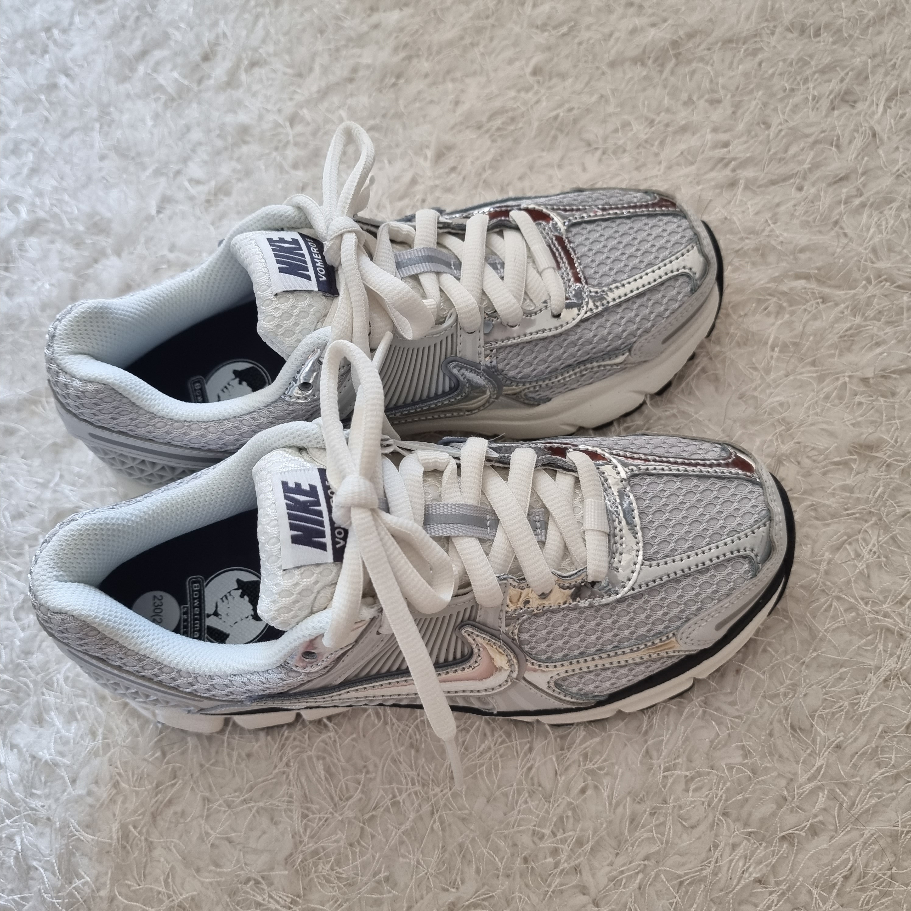 (W) Nike Zoom Vomero 5 Photon Dust and Metallic Silver 착용 스타일