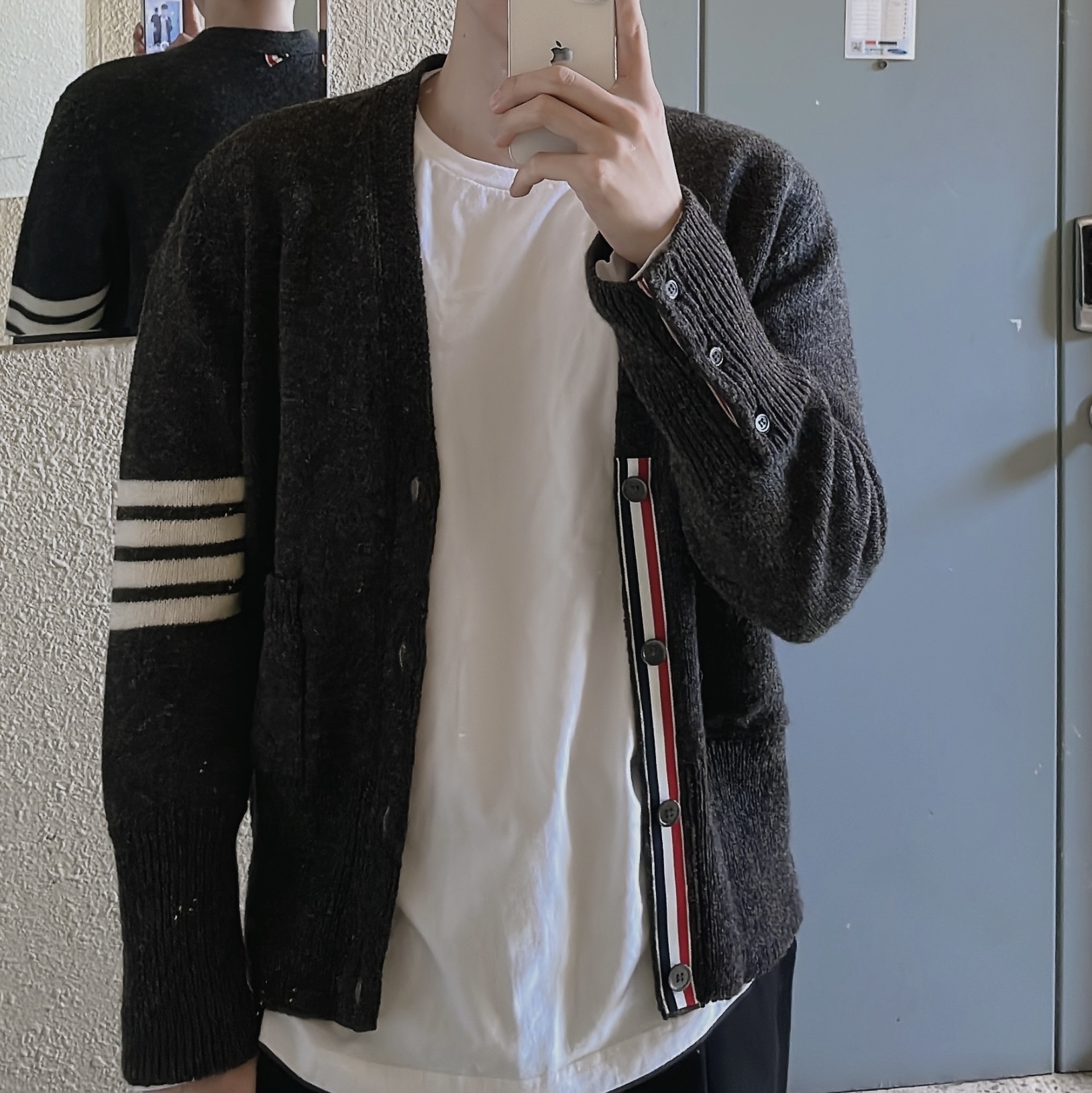 Thom Browne Shetland 4-Bar Classic Cardigan Dark Grey 착용 스타일 - 2
