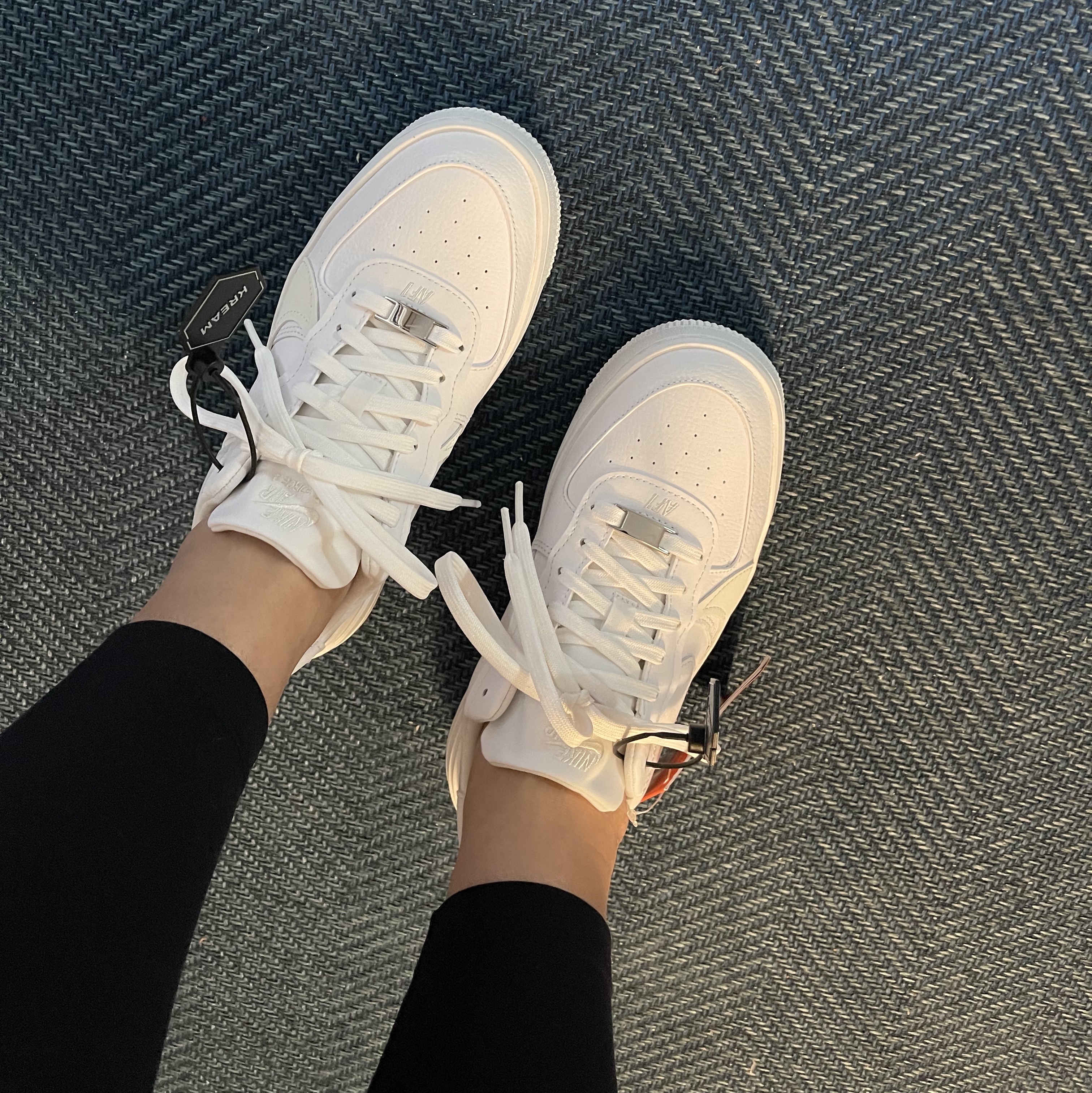 (W) Nike Air Force 1 PLT.AF.ORM Triple White 착용 스타일