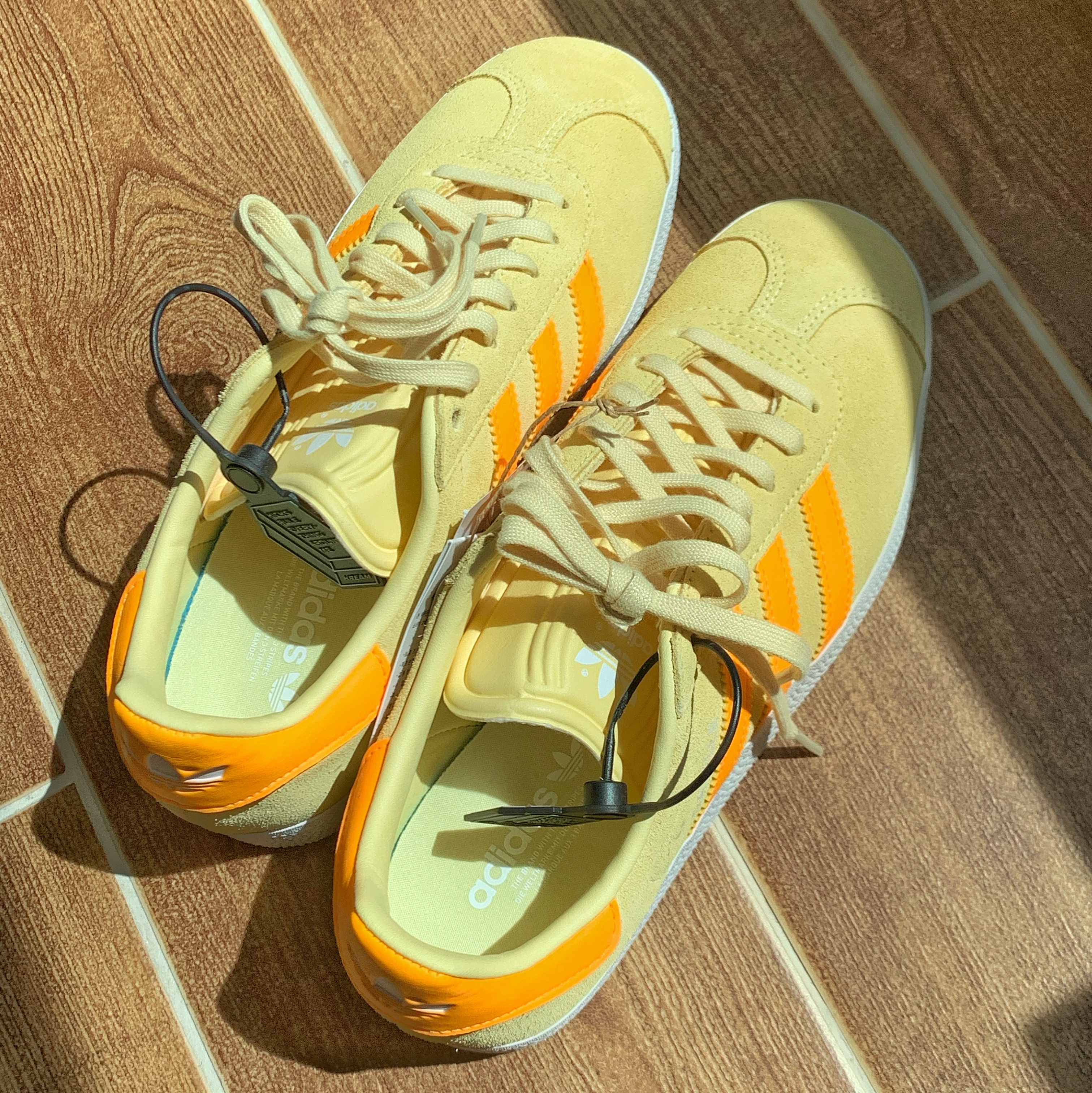 (W) Adidas Gazelle Almost Yellow Solar Gold 착용 스타일 - 1