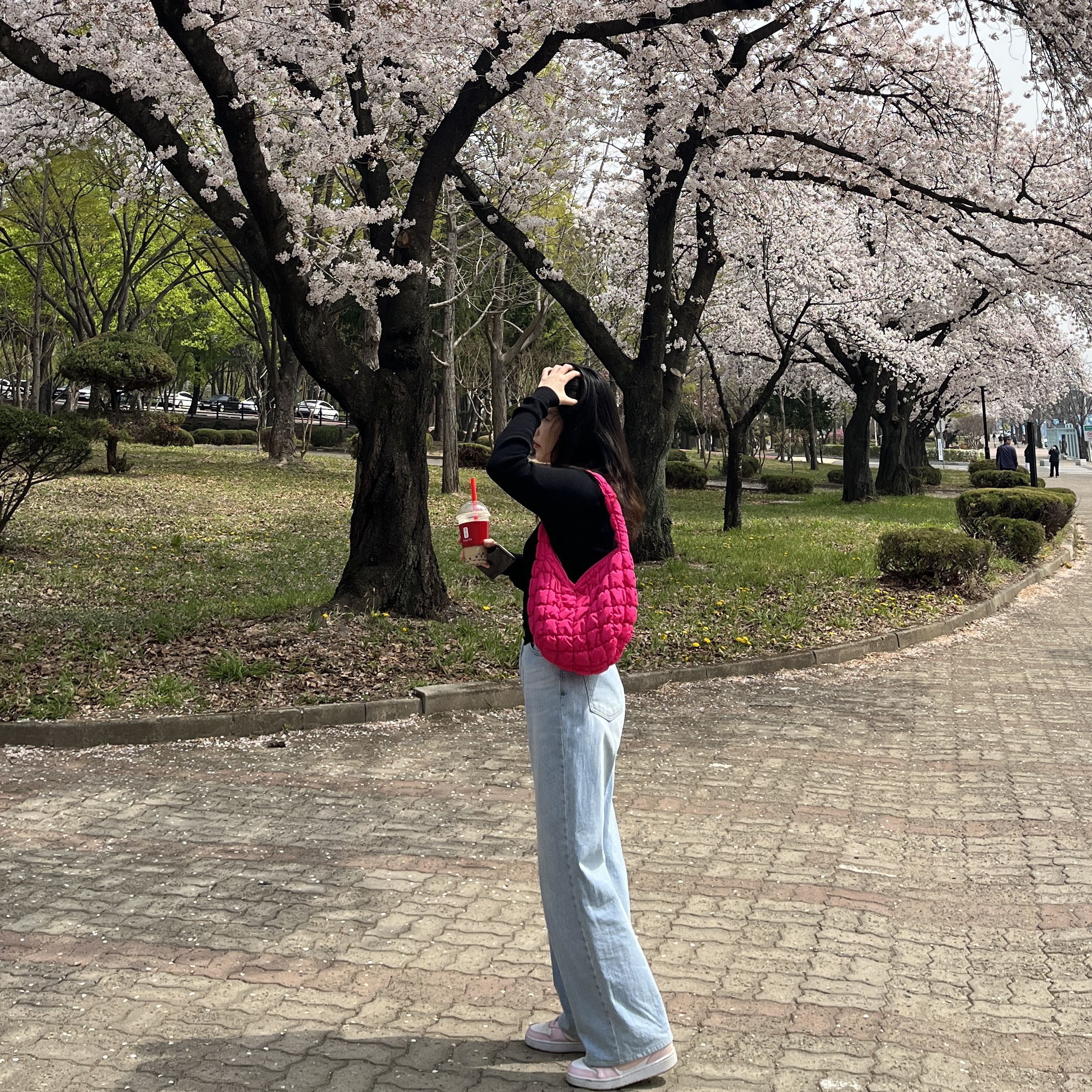 COS Quilted Mini Bag Pink, (GS) Nike Court Borough 2 SE White Pink Foam 착용 스타일 - 1