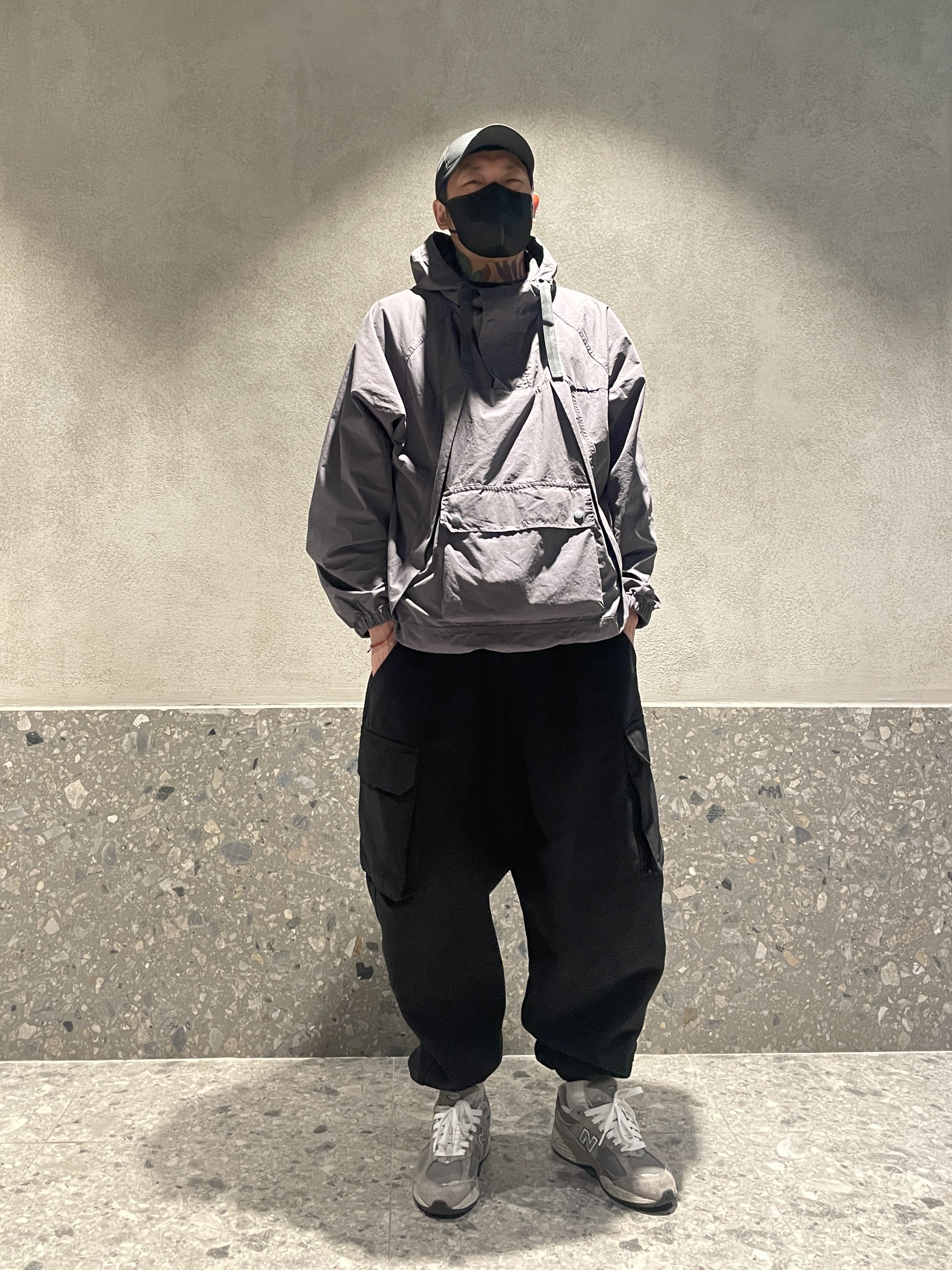 New Balance 2002R Grey 착용 스타일