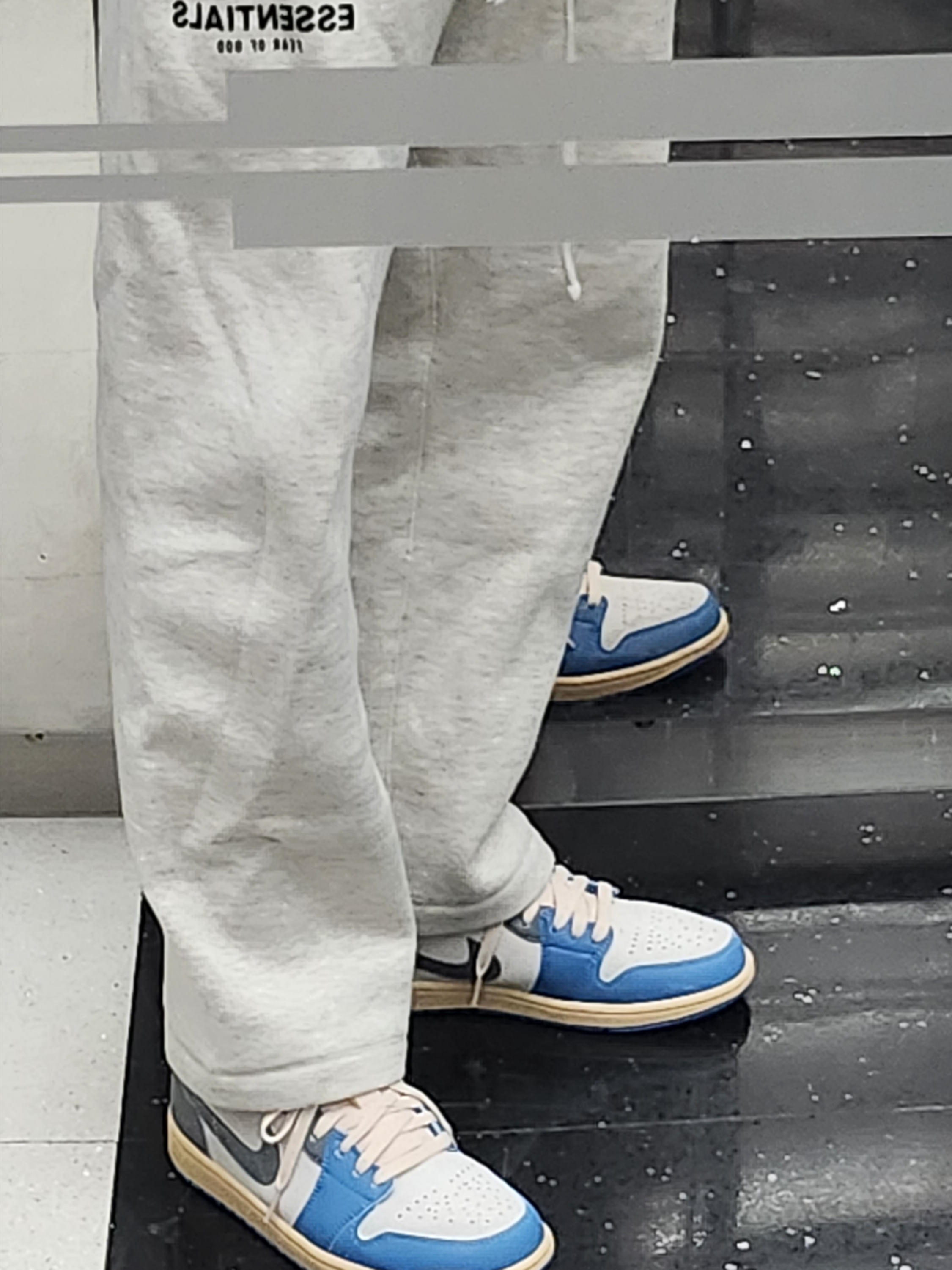 Essentials The Core Collection Relaxed Sweatpants Light Oatmeal, Jordan 1 Low SE Tokyo 96 착용 스타일