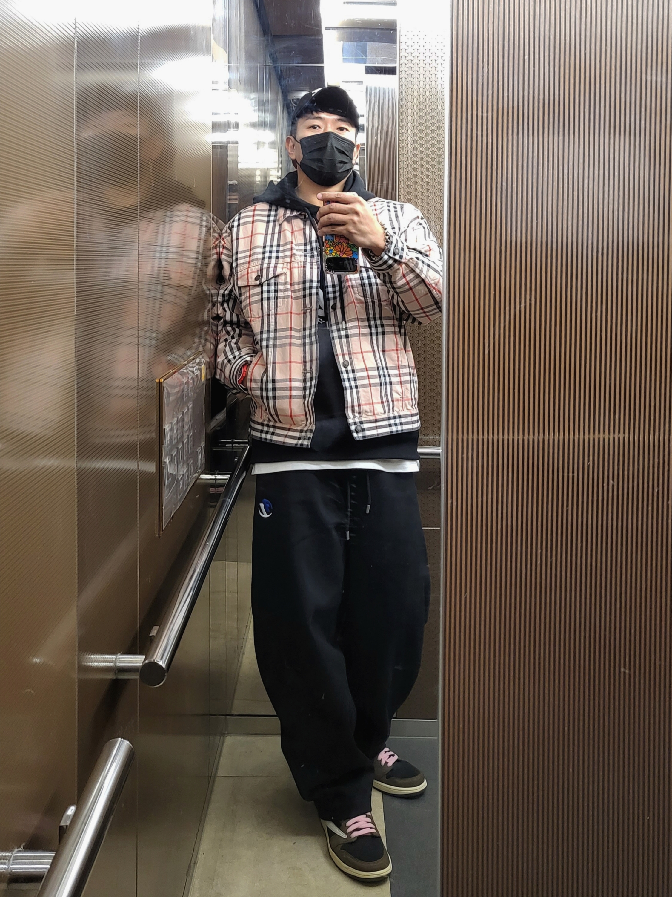 Darkr8m Studio White Logo Cap, Supreme x Burberry Denim Trucker Jacket Pink - 22SS 착용 스타일