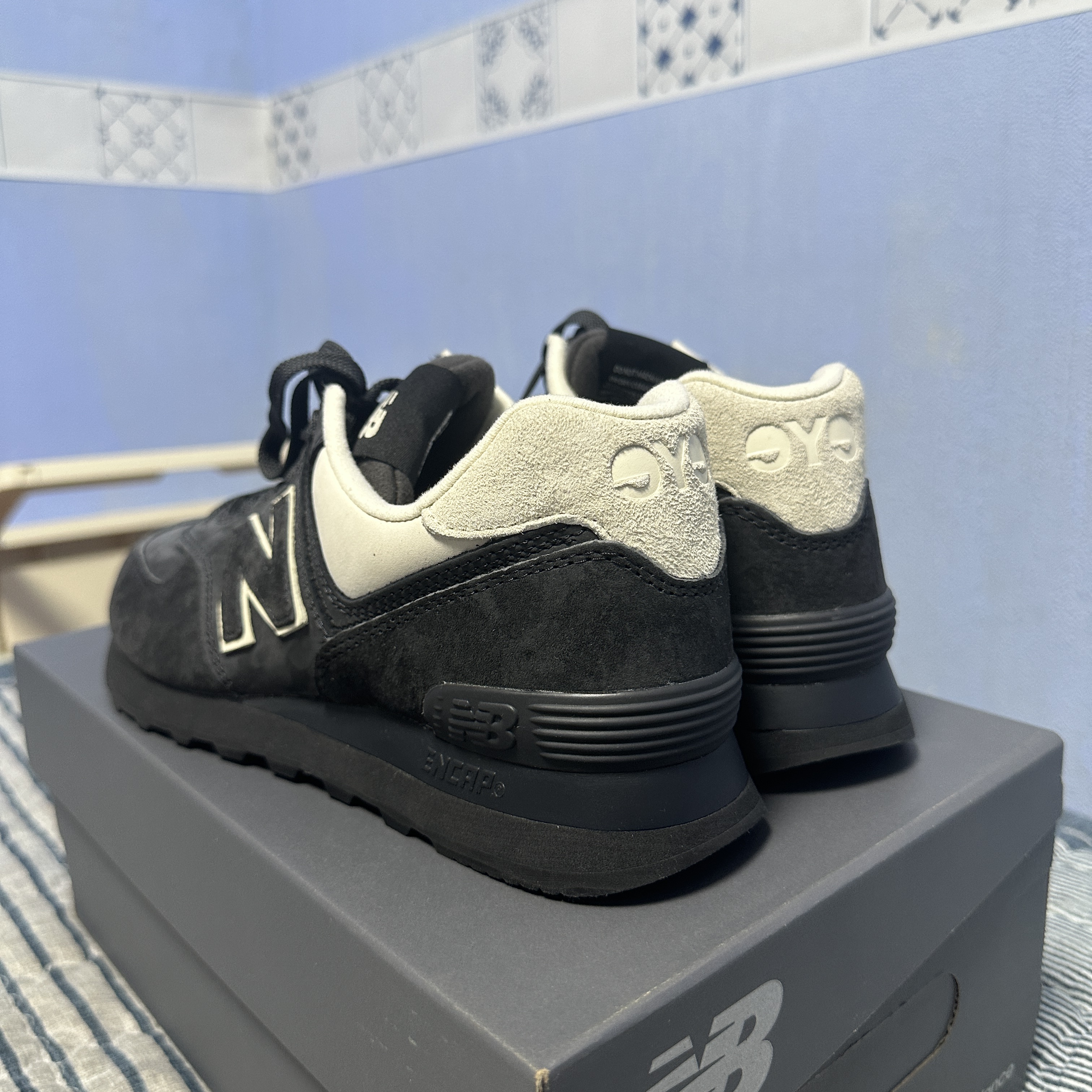 New Balance x Comme des Garcons Junya Watanabe Man 574 Suede Grey Off White 착용 스타일 - 3