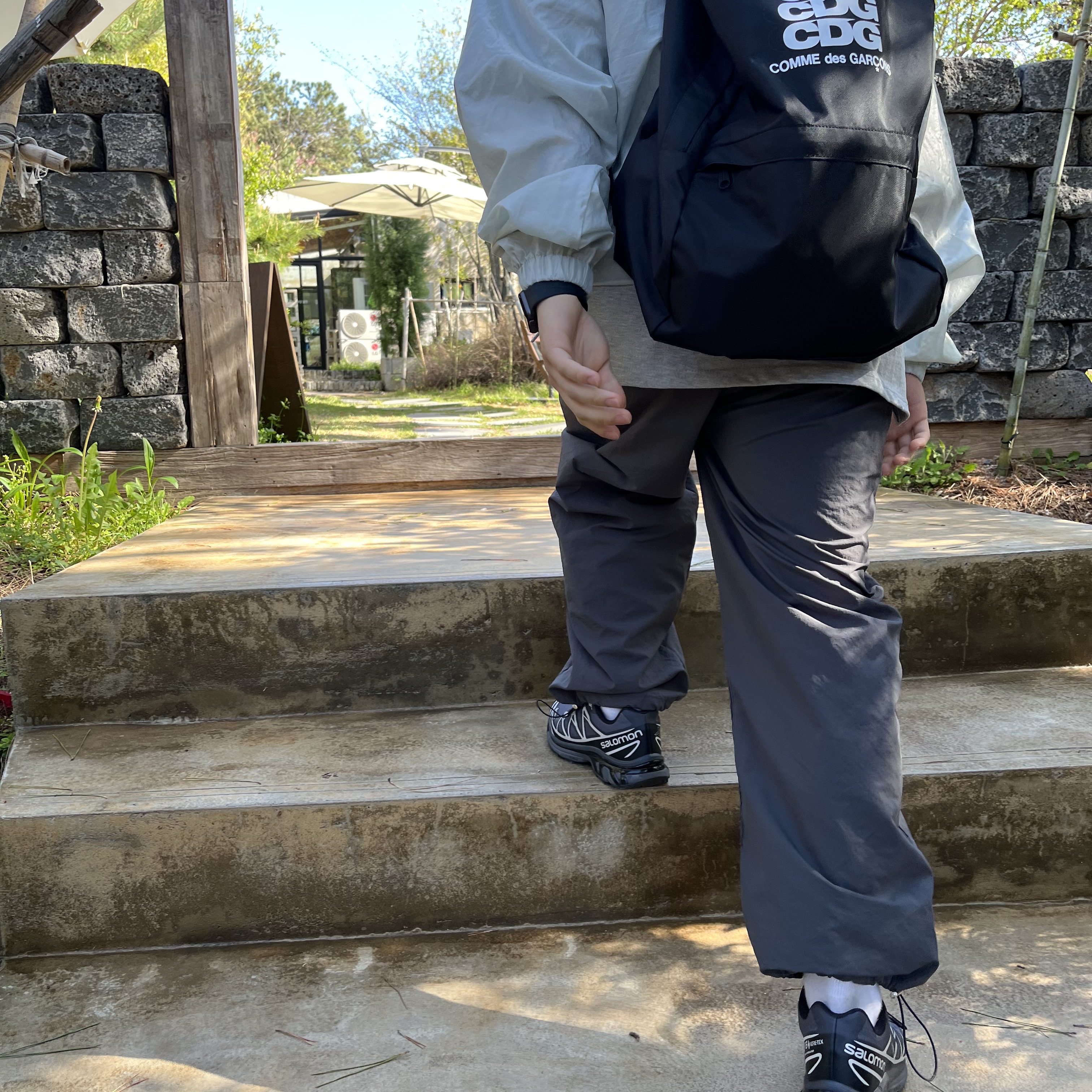 CDG Backpack Black, Salomon XT-6 Gore-Tex Black Ebony 착용 스타일 - 2