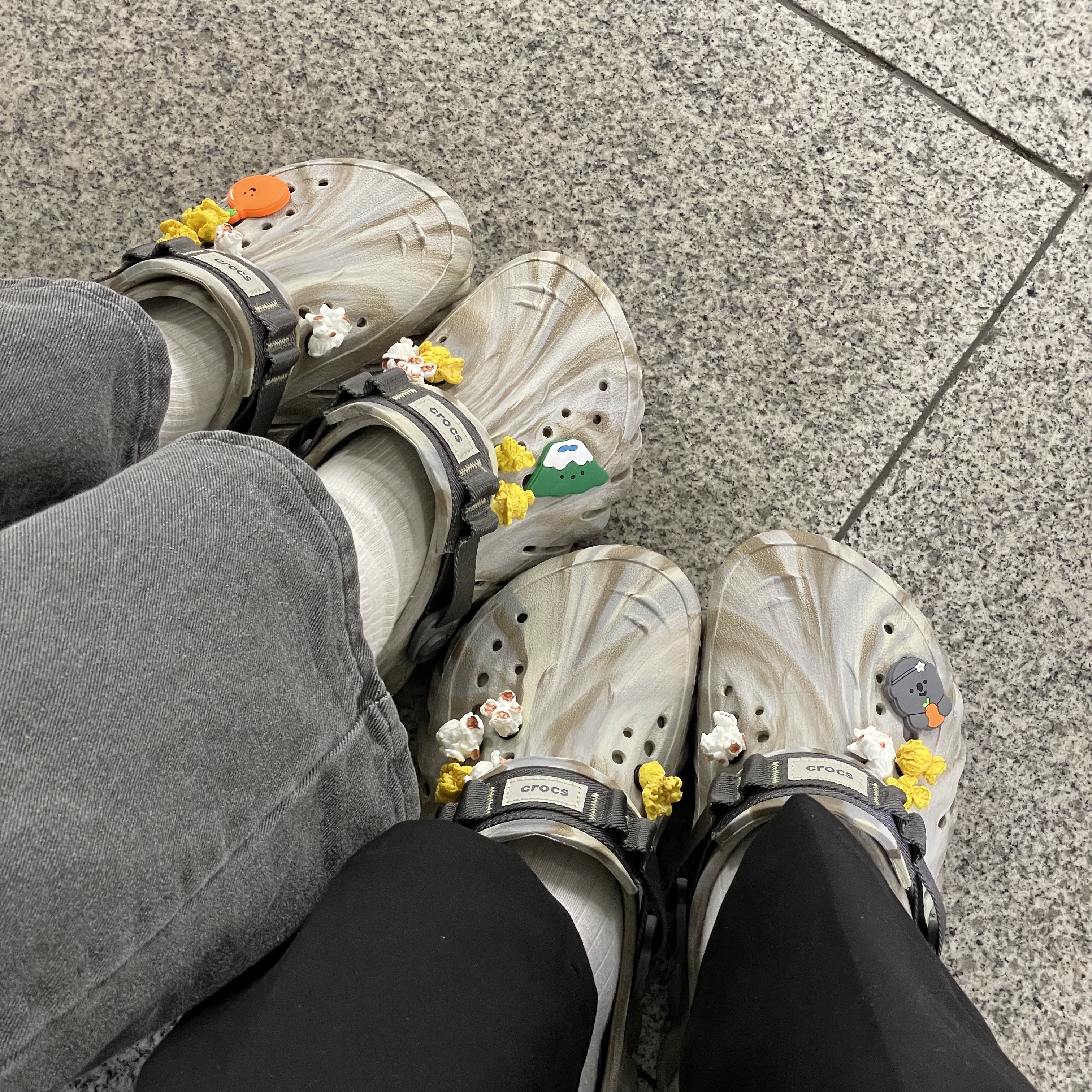 Crocs Echo Marbled Clog Bone Multi 착용 스타일