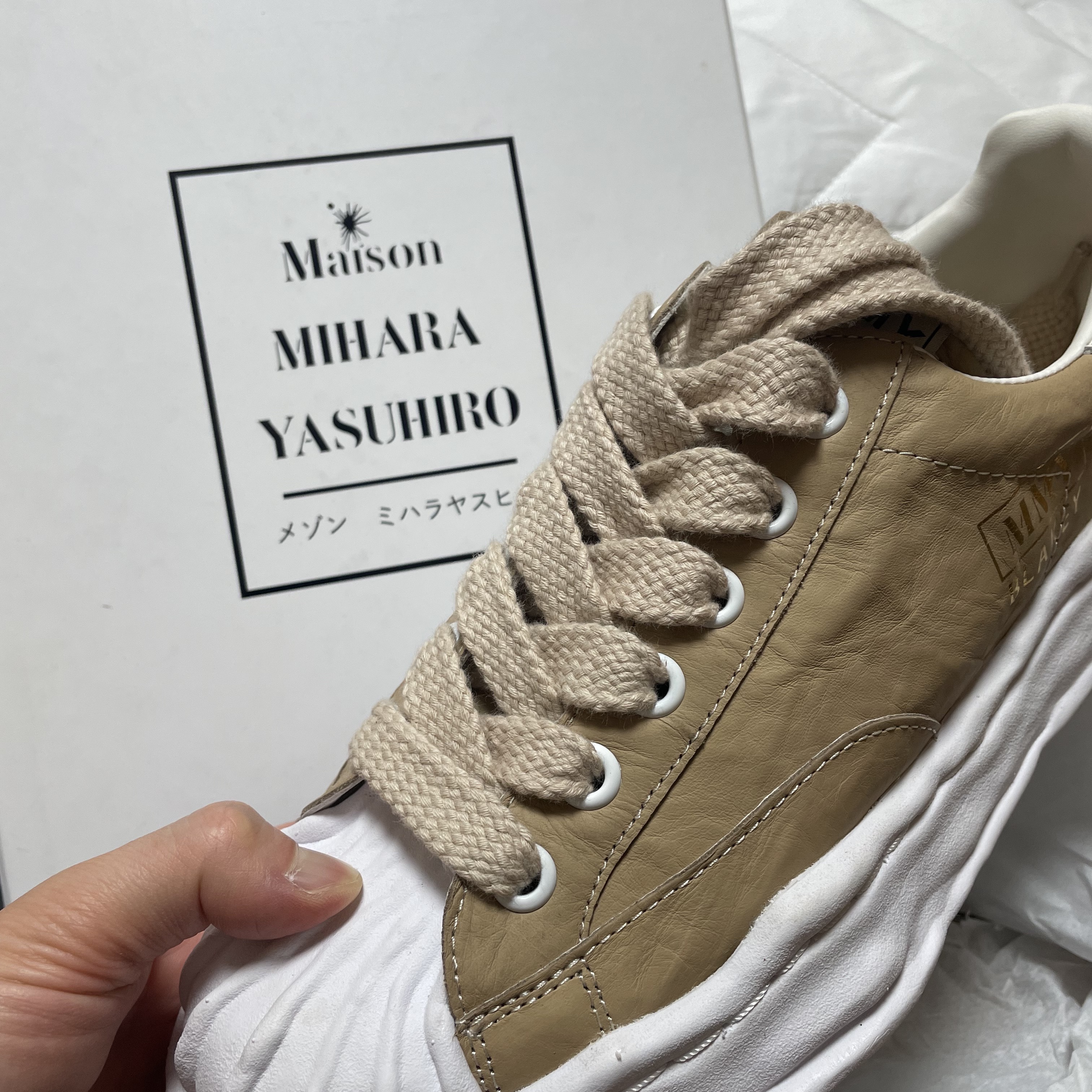 Maison Mihara Yasuhiro Blakey OG STC Sole Paper Like Leather Low-top Sneakers Beige 착용 스타일