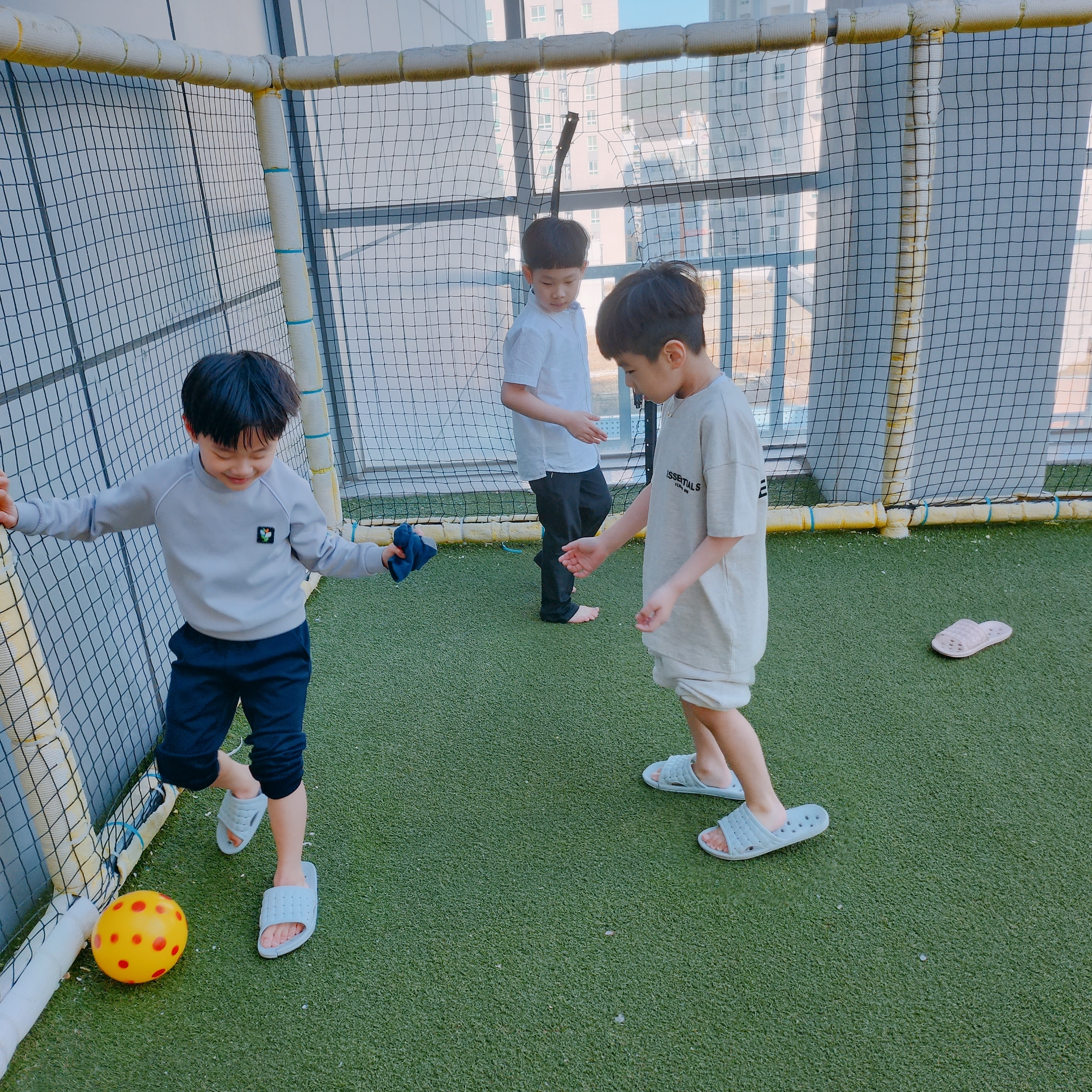 (Kids) Essentials The Core Collection T-Shirt Light Oatmeal 착용 스타일 - 2