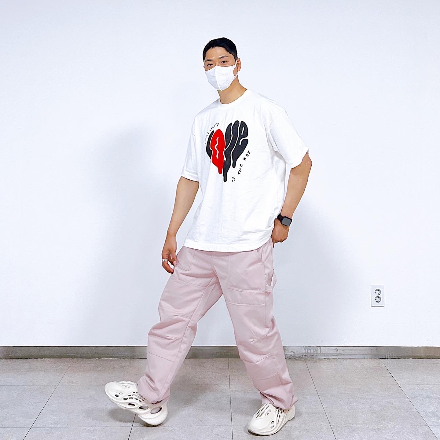Adidas Yeezy Foam RNNR Sand 착용 스타일 - 4