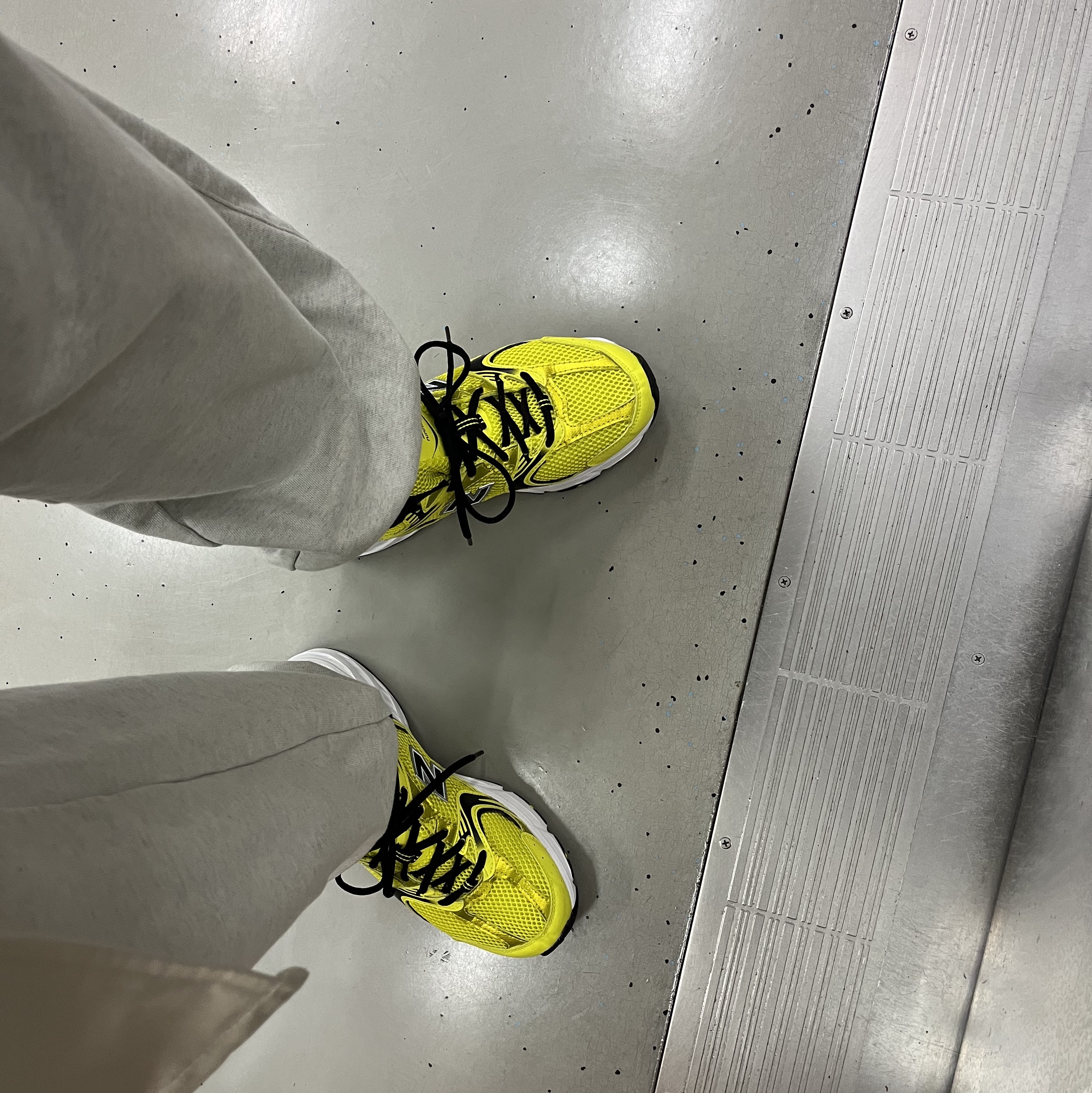 New Balance 530 Yellow 착용 스타일