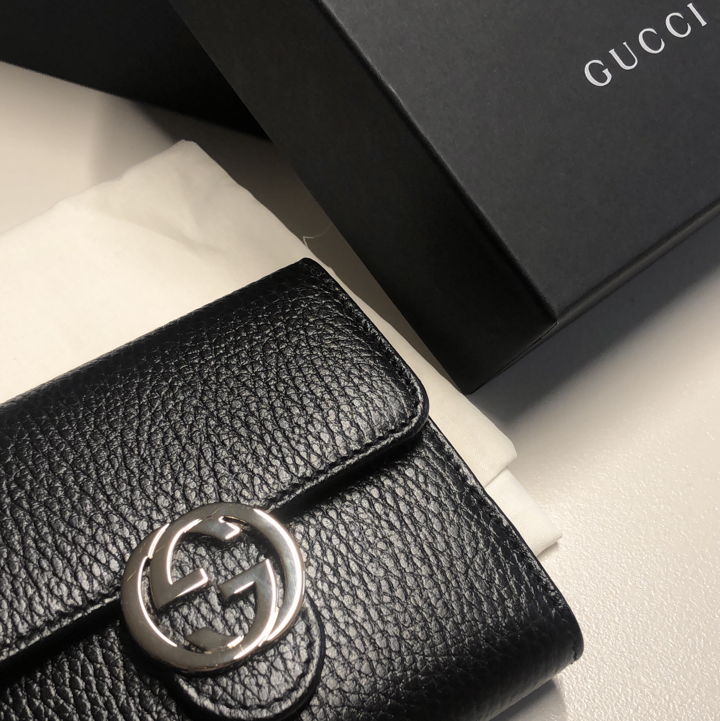 Gucci GG Interlocking Flap Wallet Black 착용 스타일