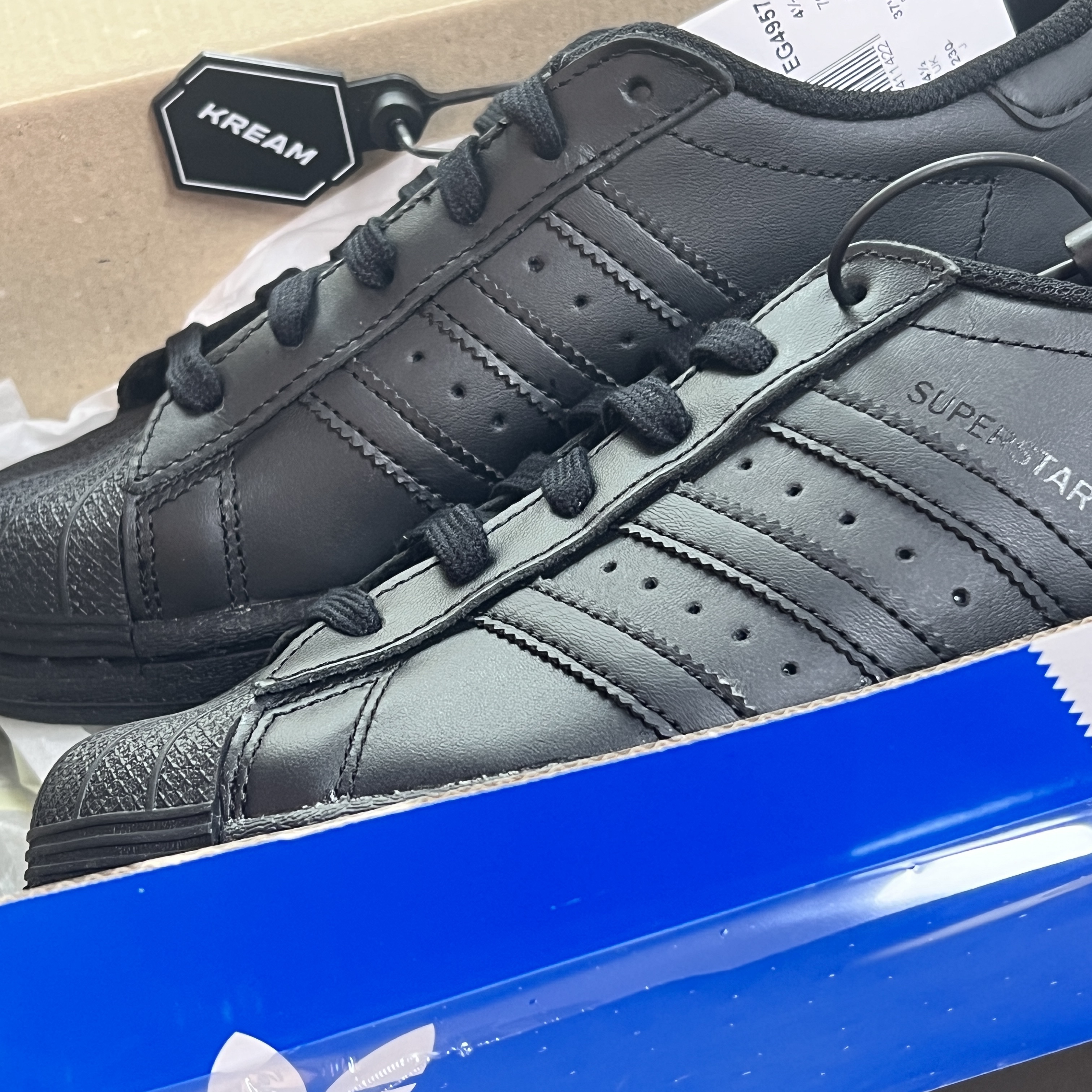 Adidas Superstar Triple Black 착용 스타일 - 1