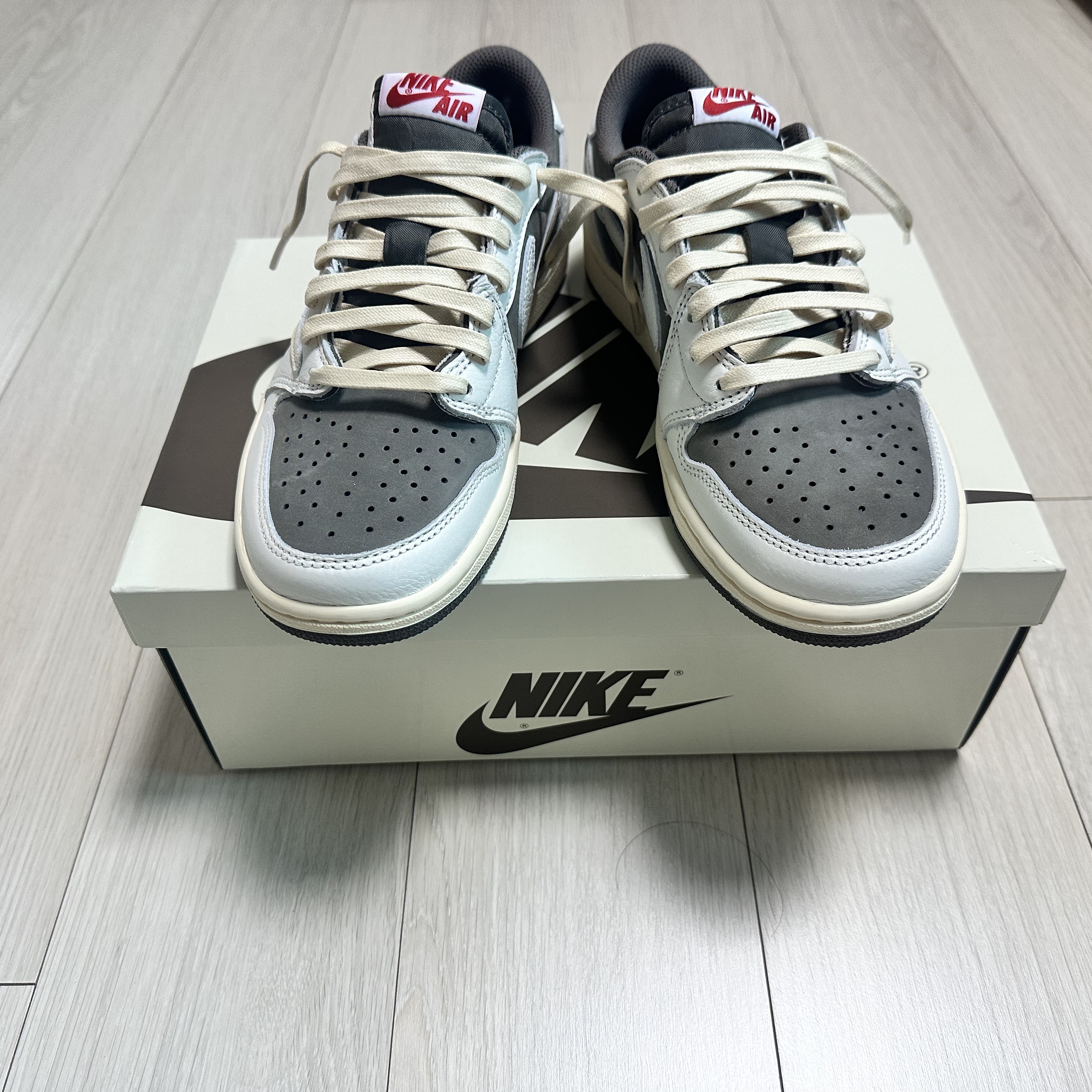 Jordan 1 x Travis Scott Retro Low OG SP Sail and Ridgerock 착용 스타일 - 1