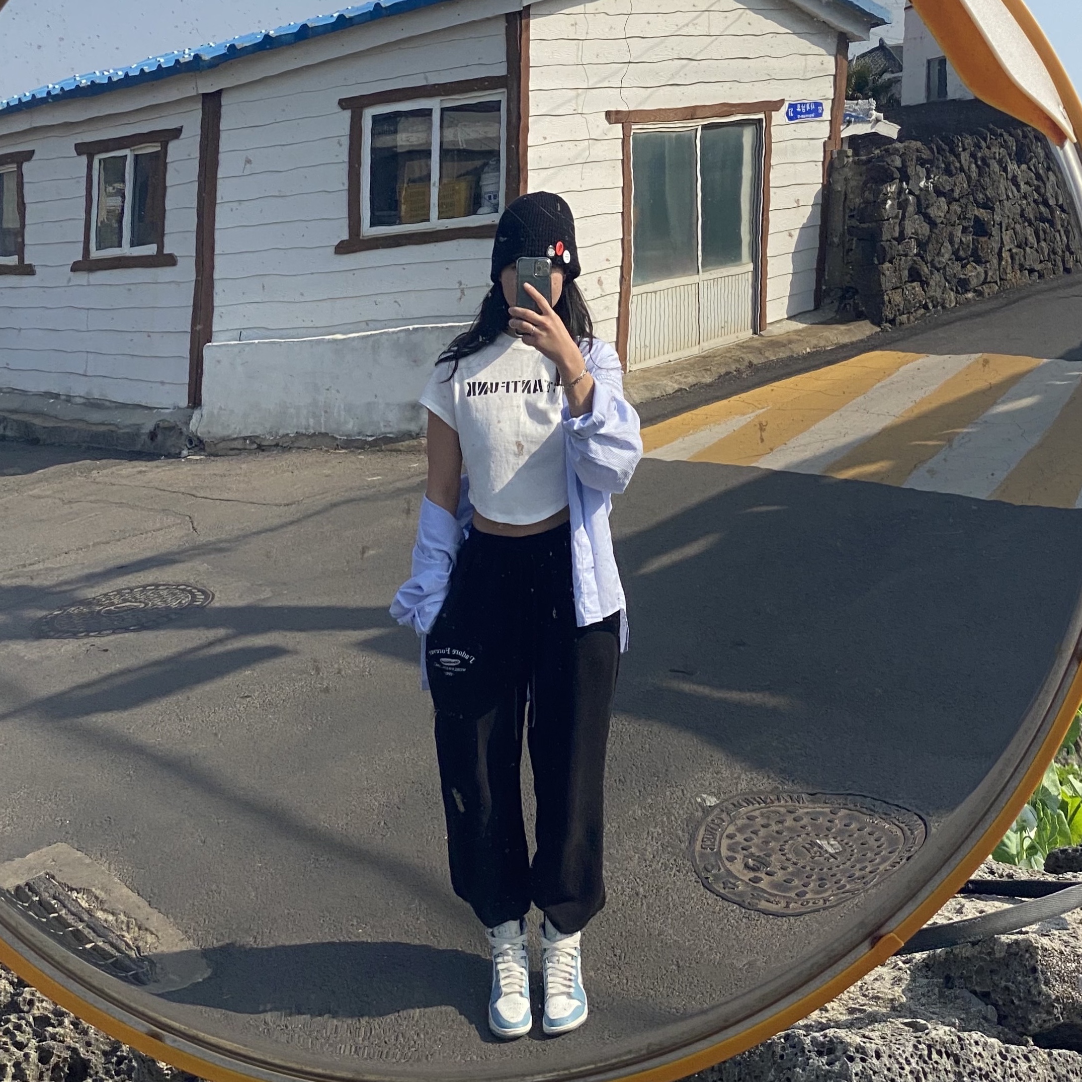 (W) Jordan 1 Mid Sail and Worn Blue, Instantfunk Women Pearl Logo T-Shirt White 착용 스타일