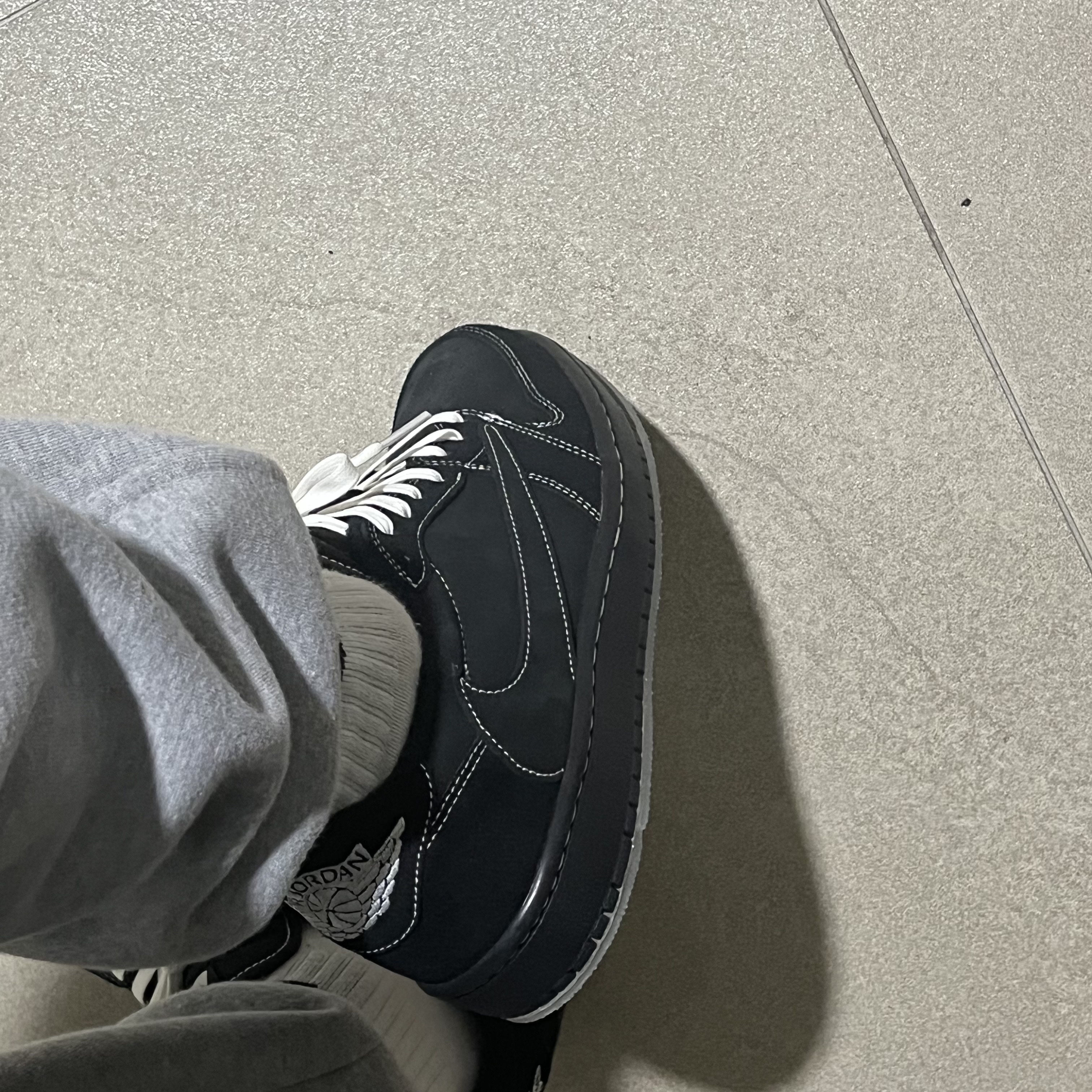 Jordan 1 x Travis Scott Retro Low OG SP Black Phantom 착용 스타일 - 2