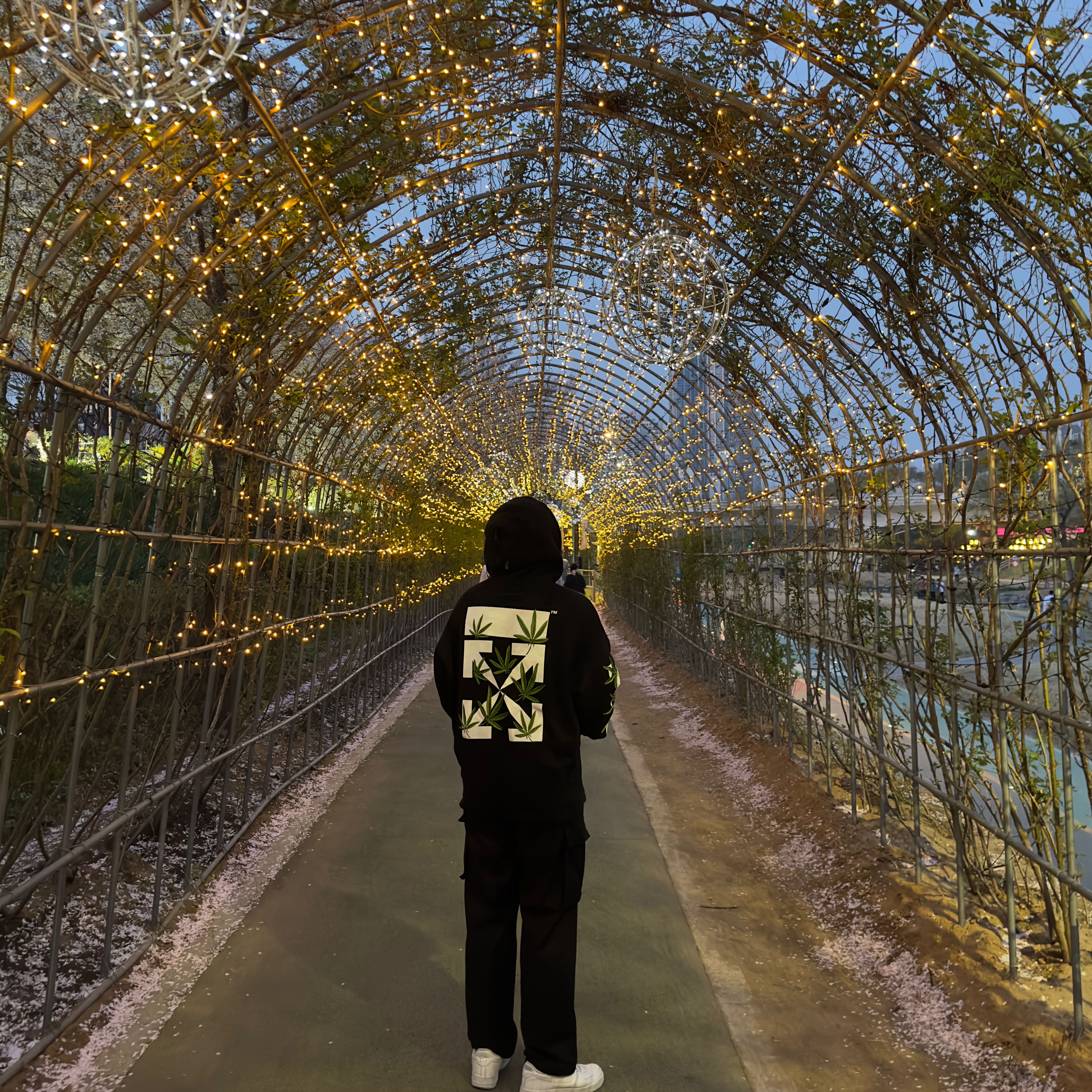 Off-White Weed Arrow Oversized Hoodie Black 착용 스타일 - 2