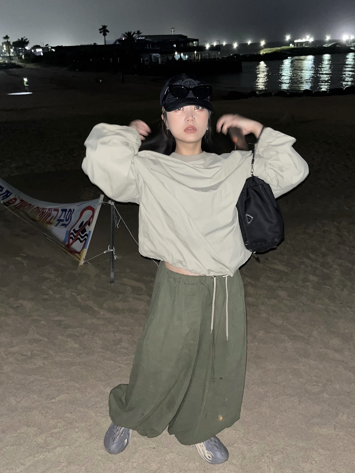 Prada Re-Nylon Necessaire Black, Adidas Yeezy Foam RNNR MXT Moon Gray 착용 스타일