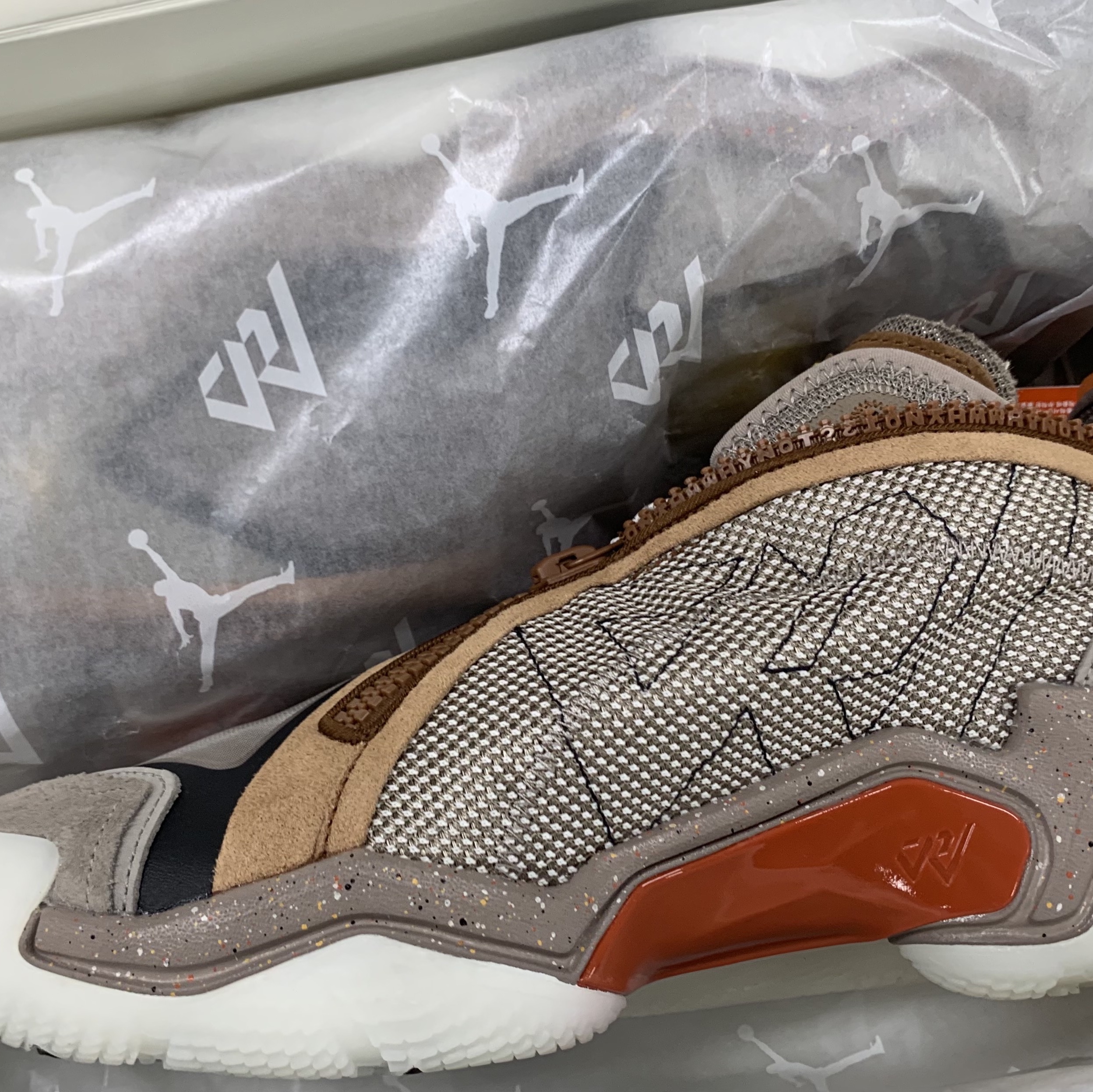 Jordan x Russell Westbrook Honor the Gift Why Not ZER0.6 PF Moon Fossil 착용 스타일 - 2