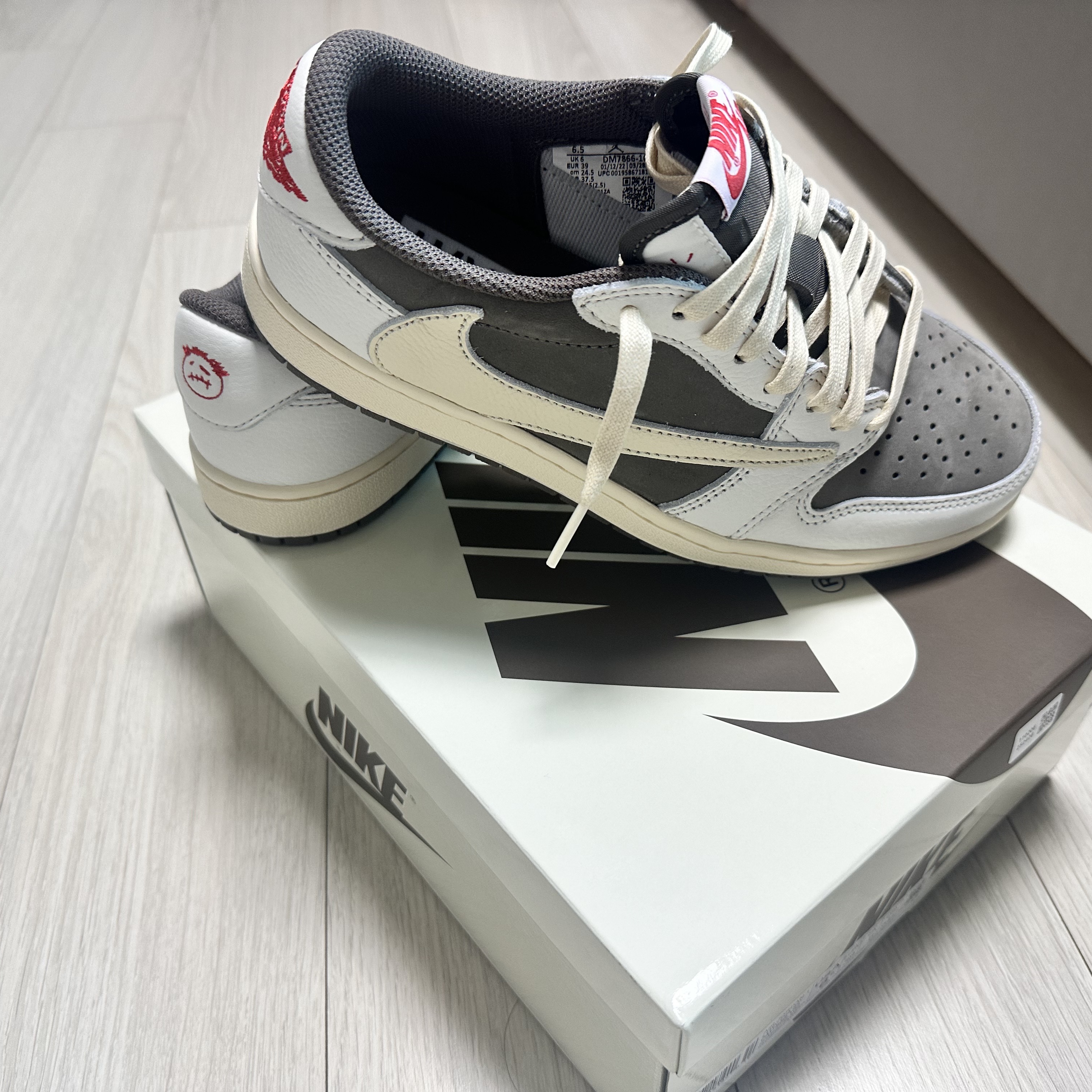 Jordan 1 x Travis Scott Retro Low OG SP Sail and Ridgerock 착용 스타일 - 4