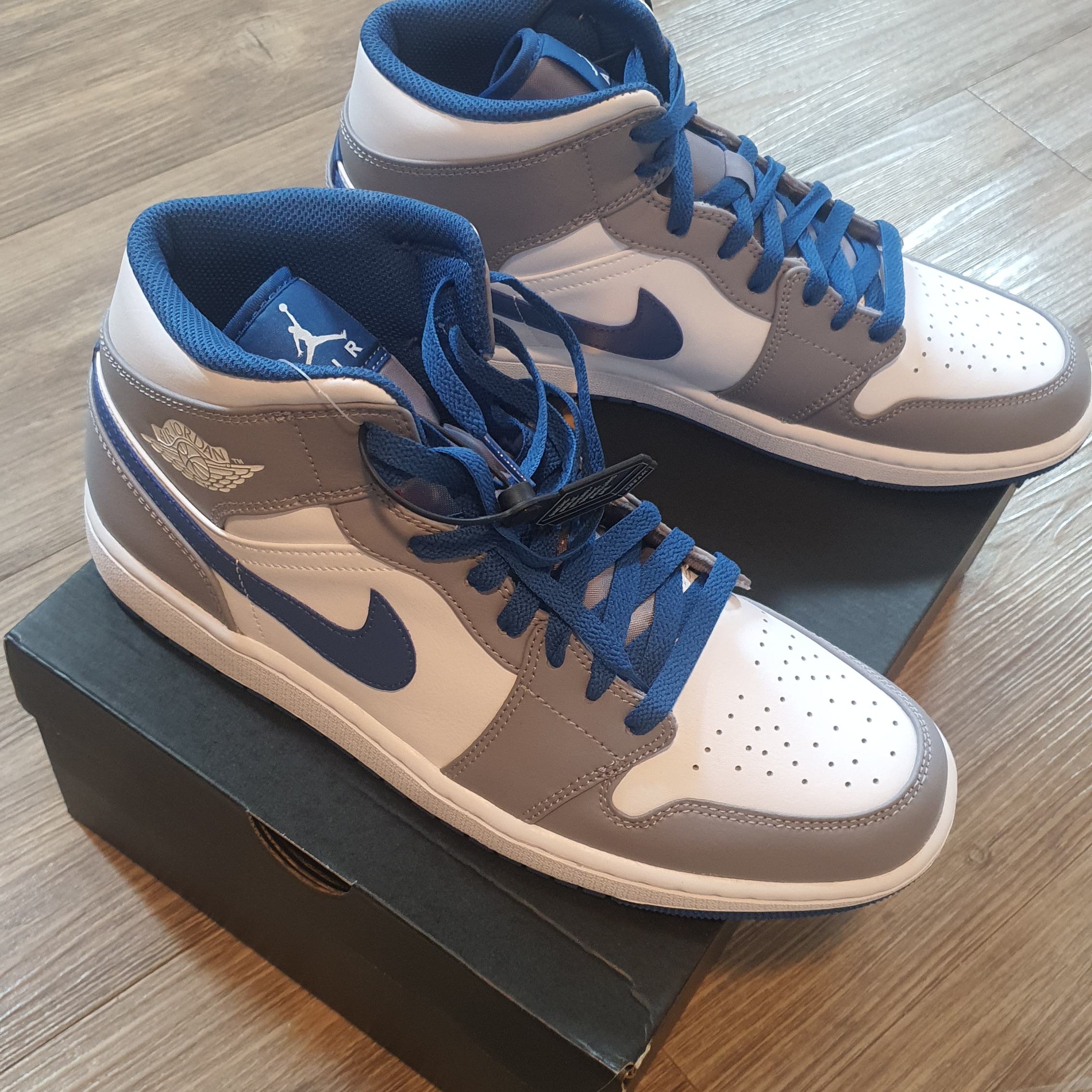 Jordan 1 Mid Cement Grey True Blue 착용 스타일 - 1