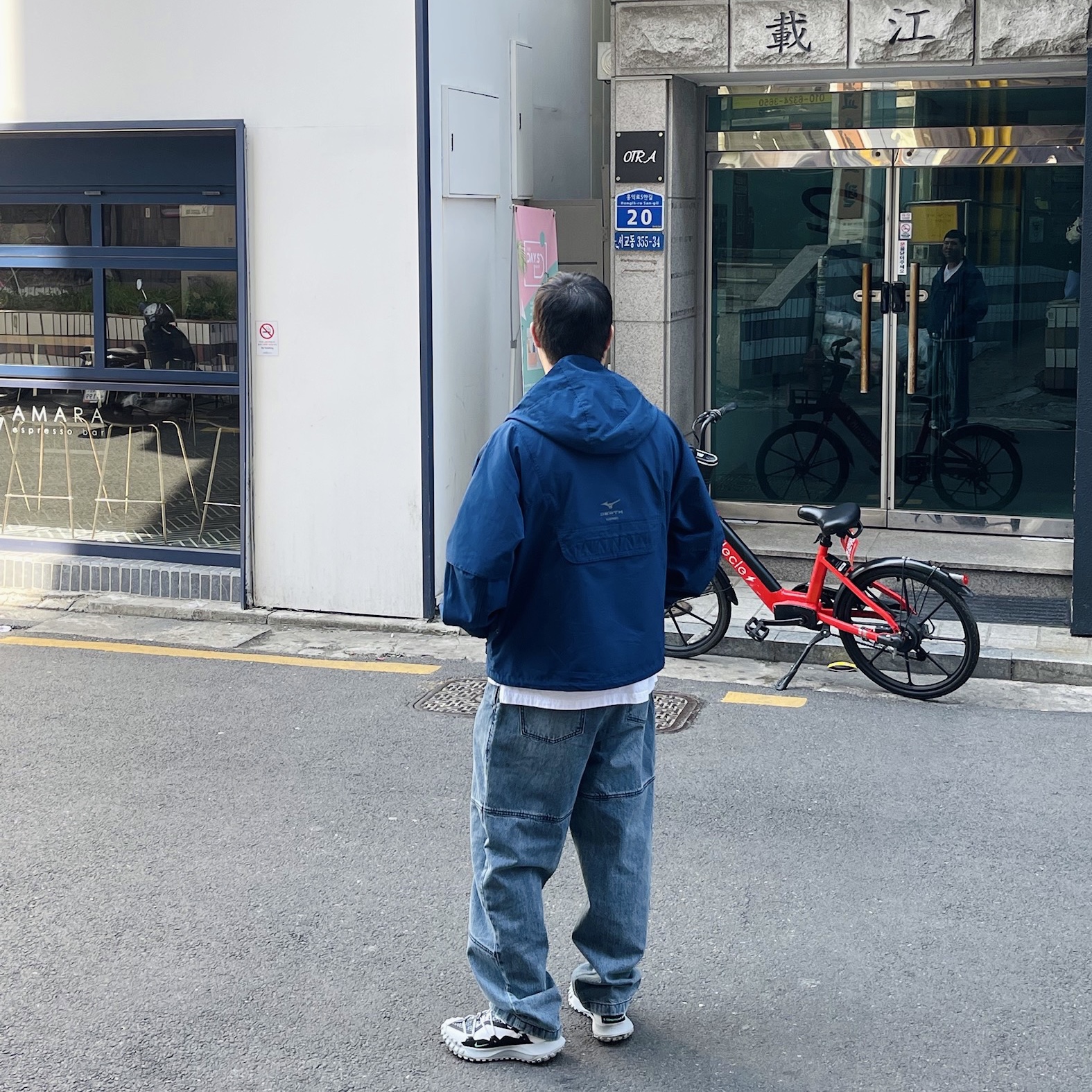 Nike ACG Mountain Fly Low SE White and Black 착용 스타일