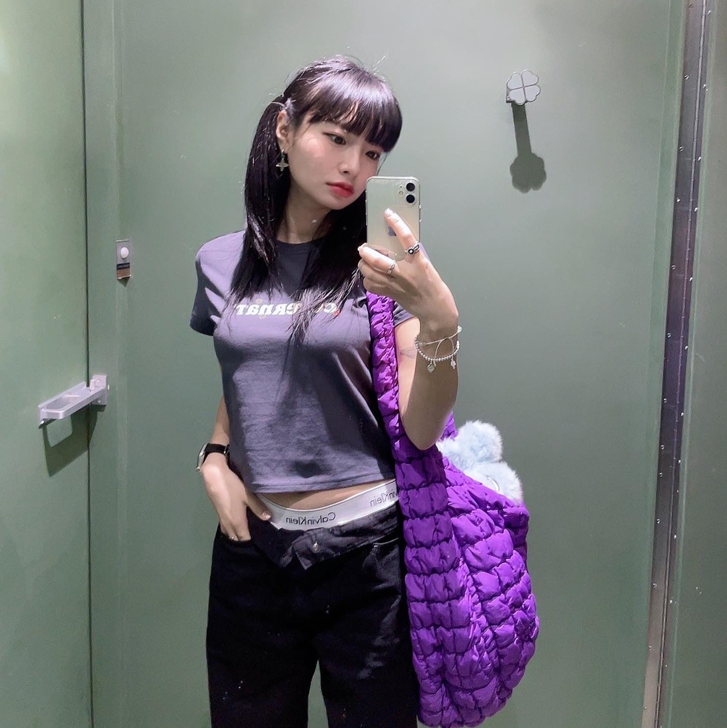 COS Quilted Oversized Shoulder Bag Purple, Gucci Double G Mother of Pearl Ring Silver 착용 스타일
