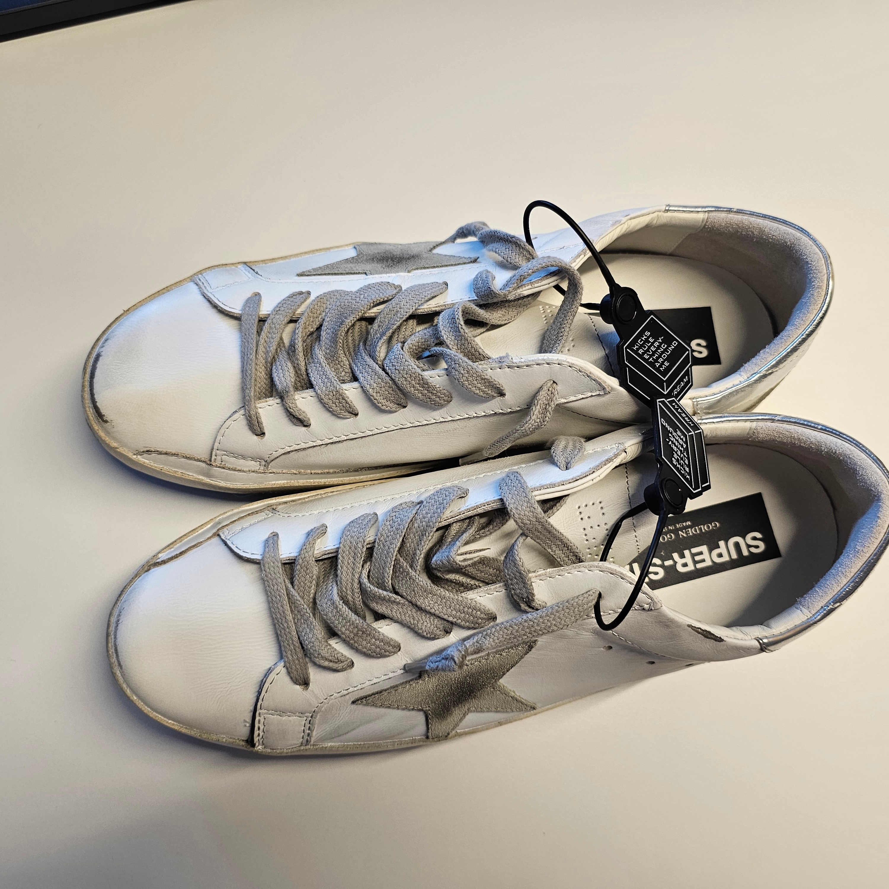 Golden Goose Superstar White Silver Heel Tab Sneakers 착용 스타일 - 1