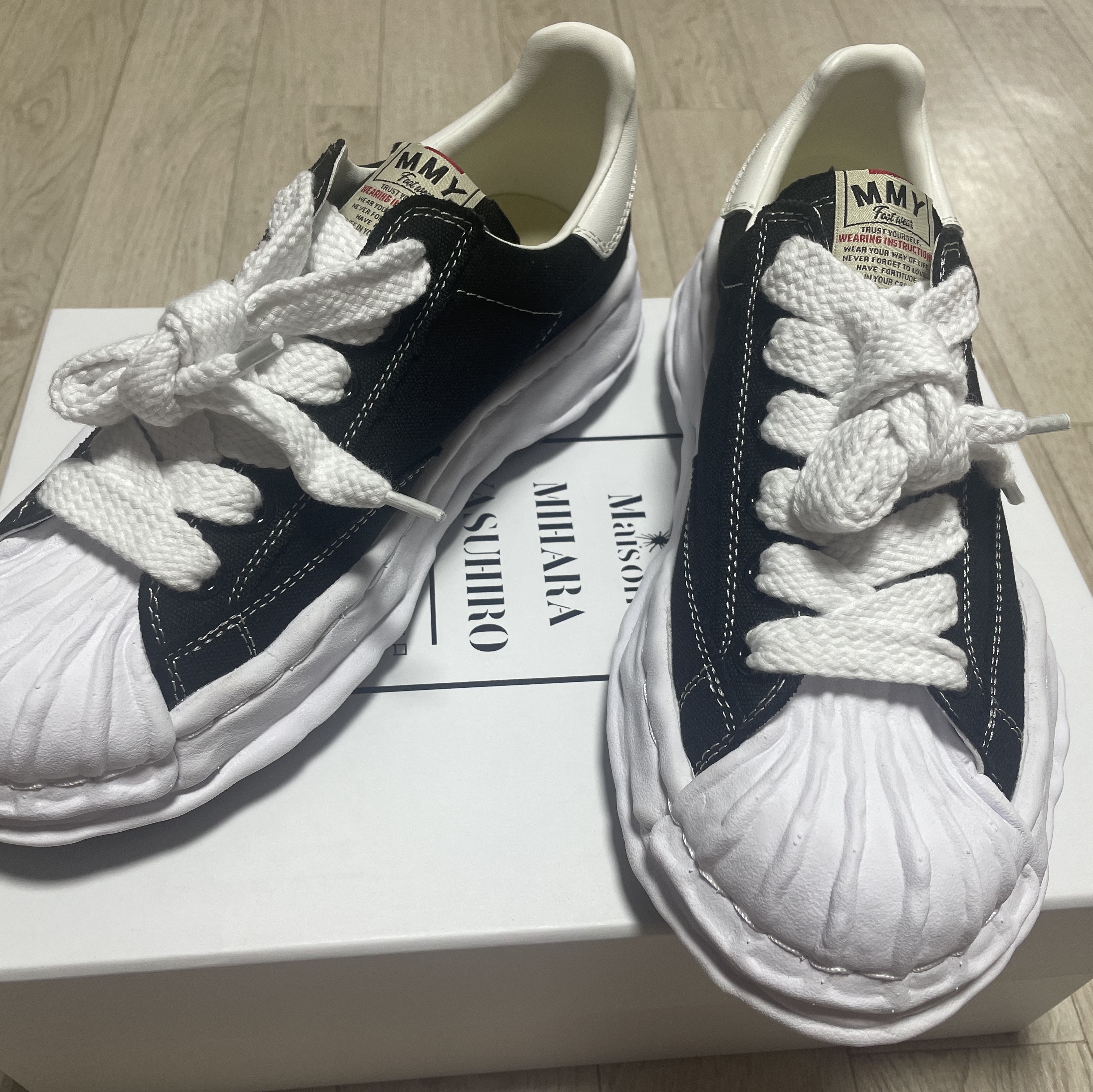 Maison Mihara Yasuhiro Blakey OG Sole Canvas Low-top Sneakers Black White 착용 스타일 - 1