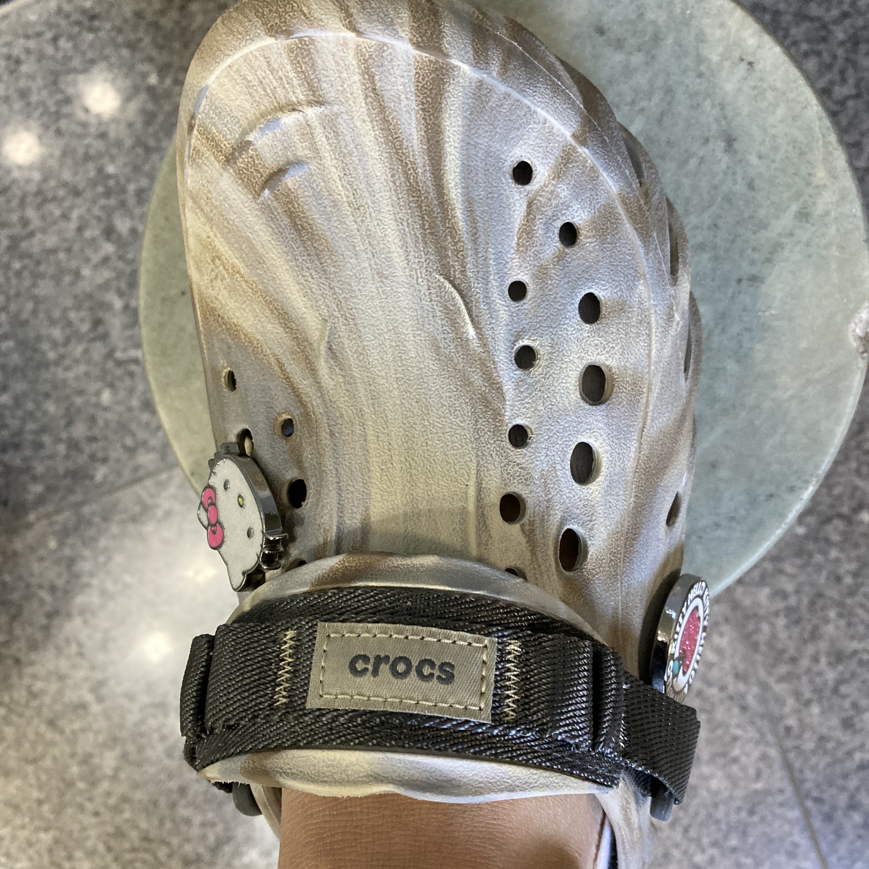 Crocs Echo Marbled Clog Bone Multi 착용 스타일 - 2