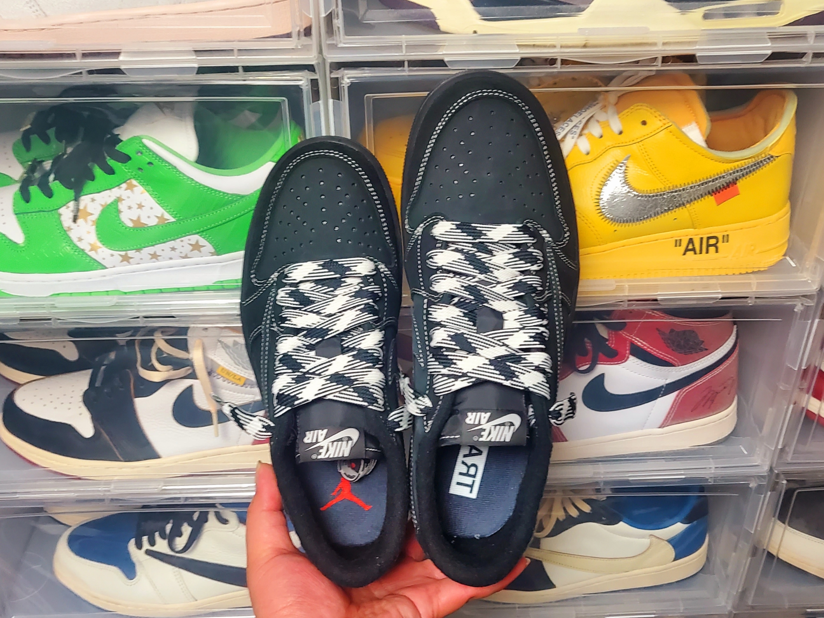 Jordan 1 x Travis Scott Retro Low OG SP Black Phantom 착용 스타일 - 2