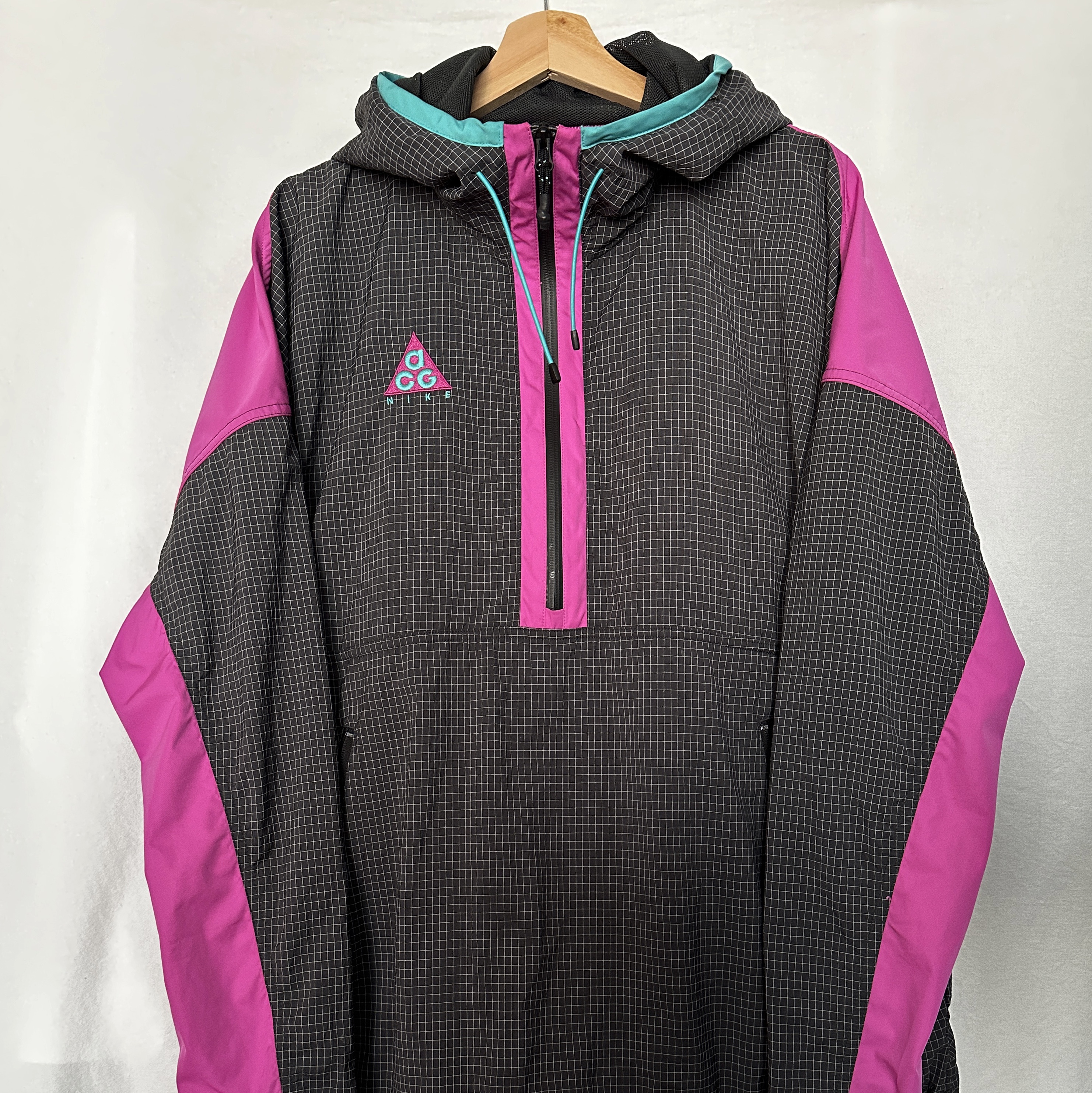 Nike ACG Woven Hooded Jacket Anthracite - US/EU, Nike ACG Gore-Tex Jacket Black Court Purple - US/EU 착용 스타일 - 1