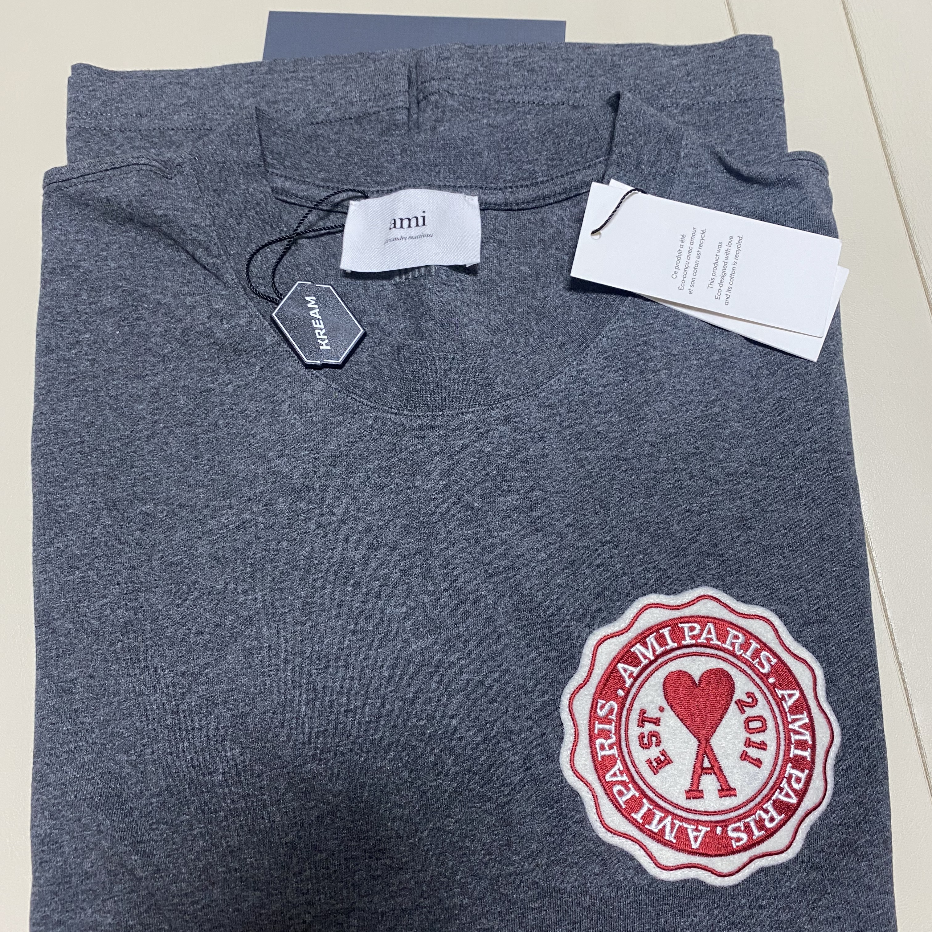 AMI de Coeur Patch T-Shirt Heather Grey 착용 스타일