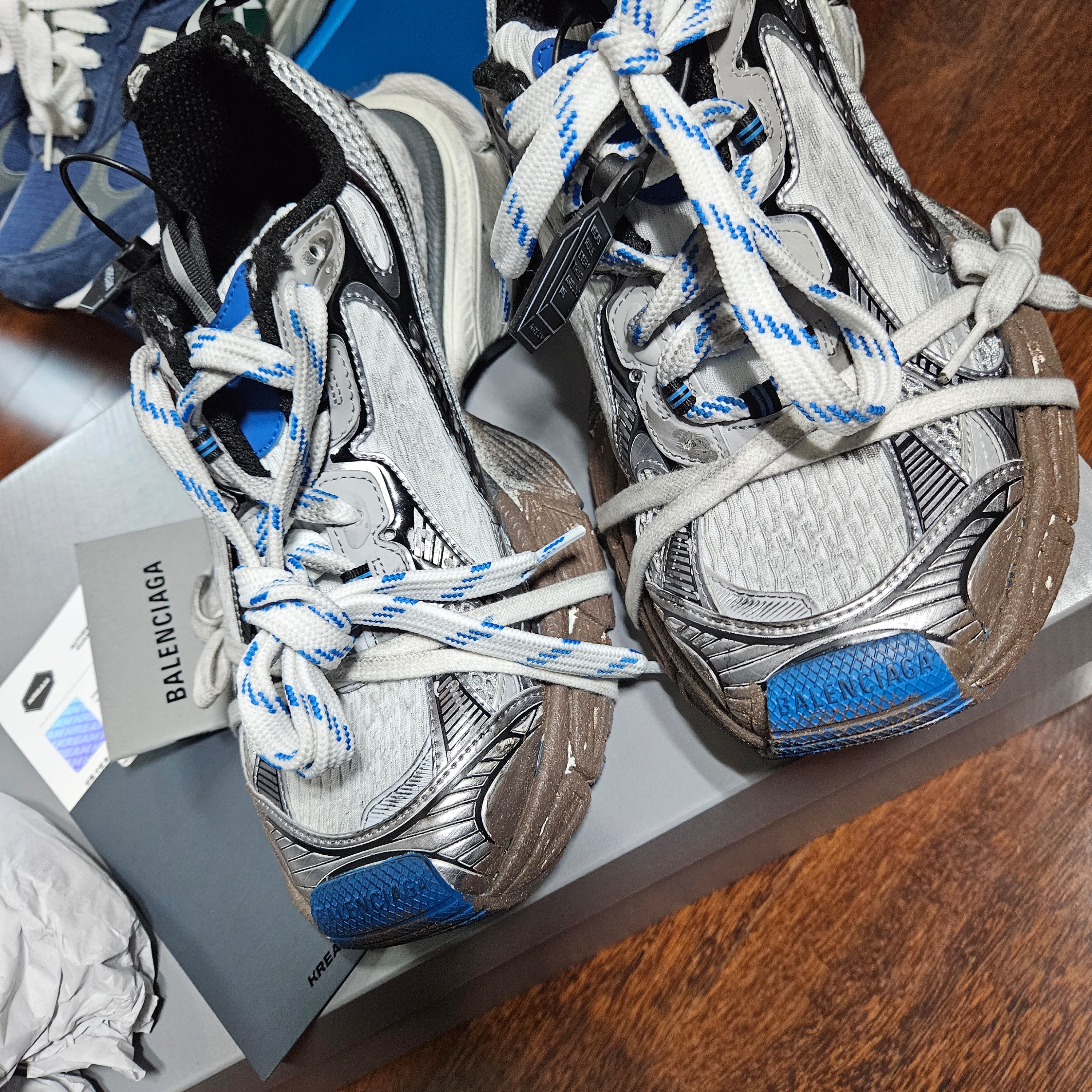 Balenciaga 3XL Sneakers Worn Out Grey White Blue 착용 스타일 - 1