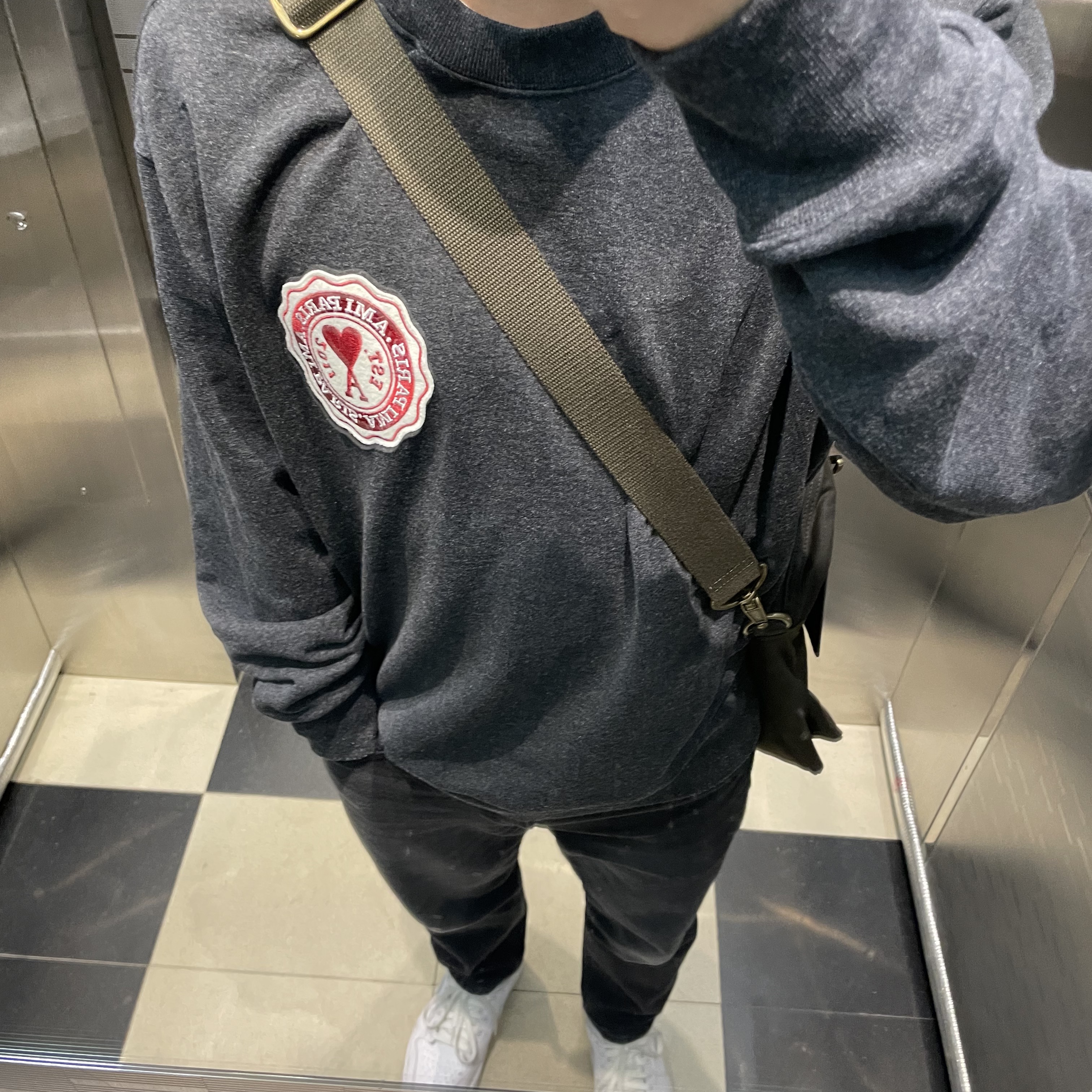 Jordan 1 Low Golf Triple White, AMI de Coeur Patch Sweatshirt Anthracite 착용 스타일 - 2