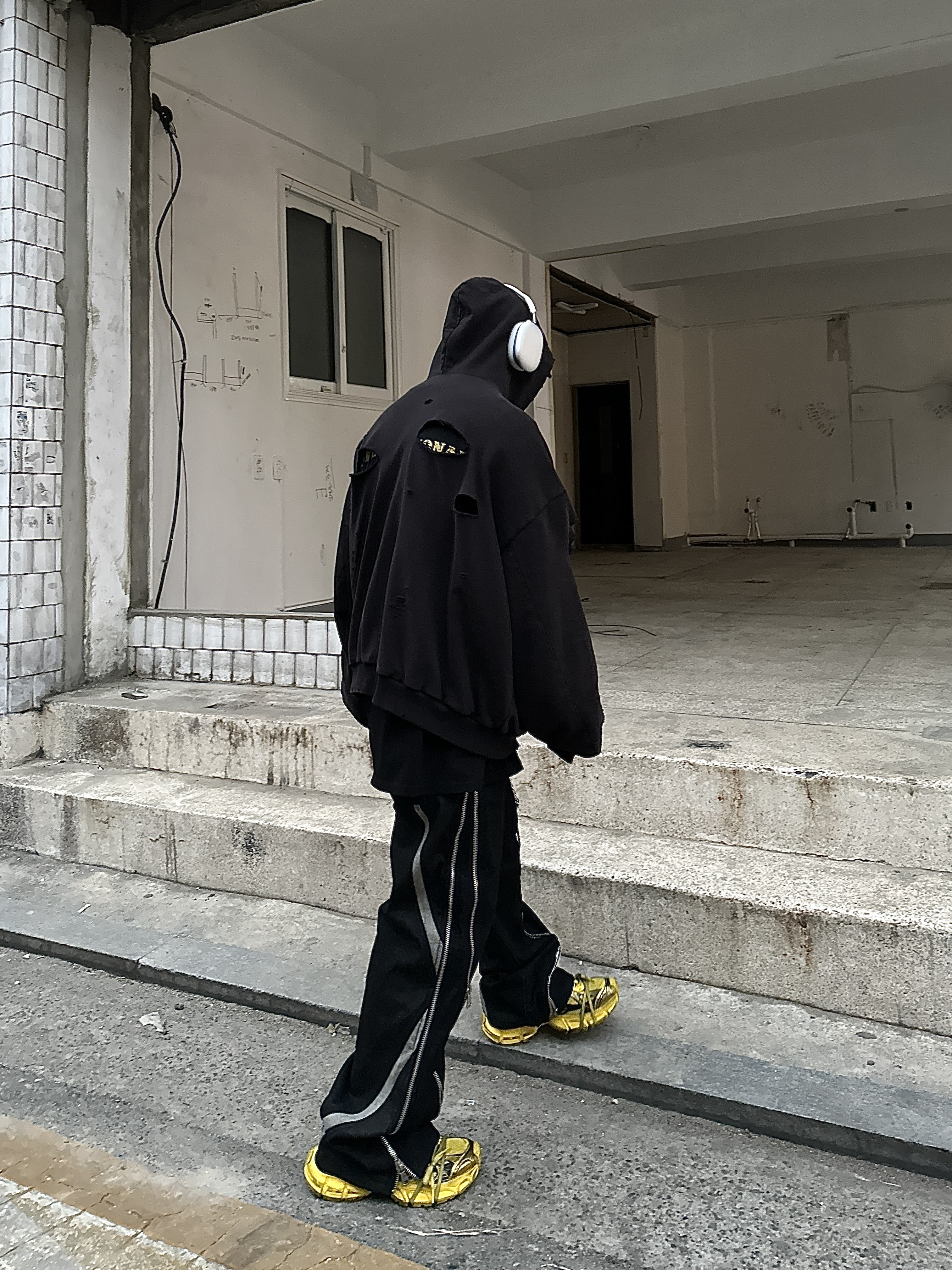 Project G/R Distressed Layer Zip Hoodie Faded Black, Balenciaga 3XL Sneakers Yellow Black 착용 스타일 - 2