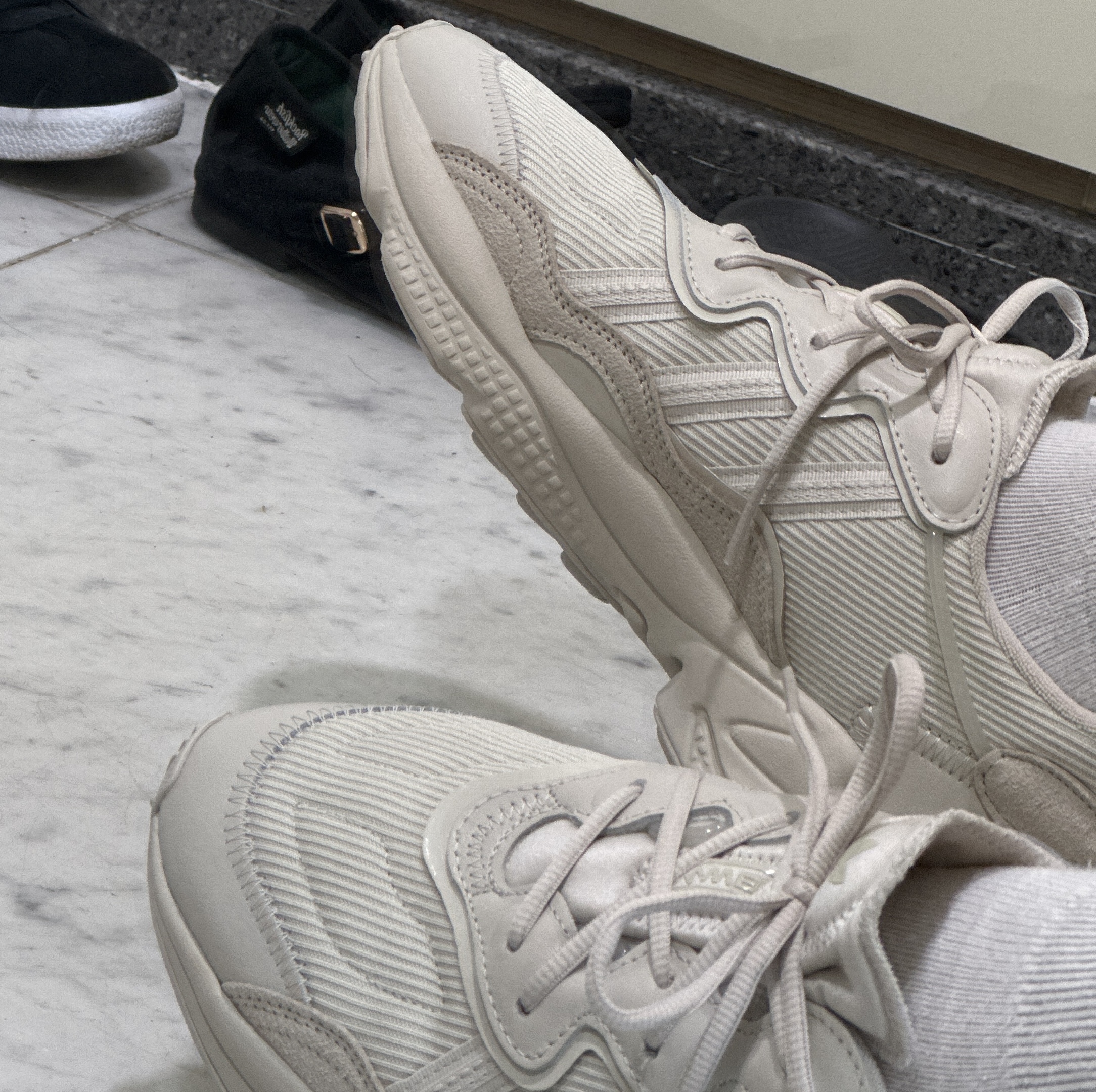 Adidas Ozweego Clear Brown 착용 스타일