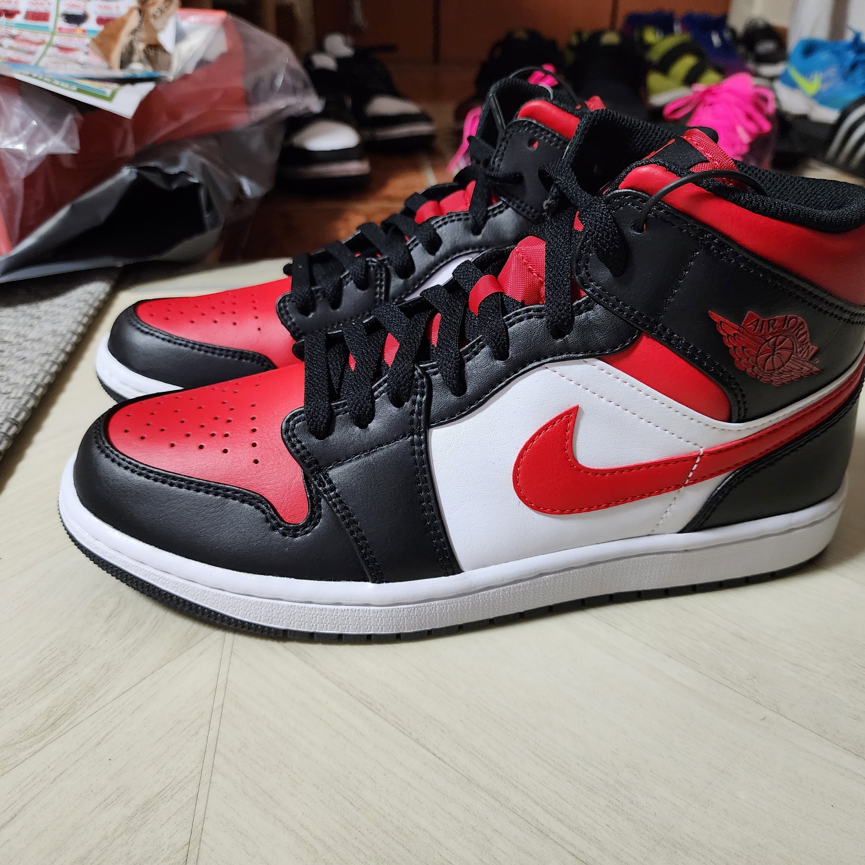 Jordan 1 Mid Black Fire Red 착용 스타일 - 2