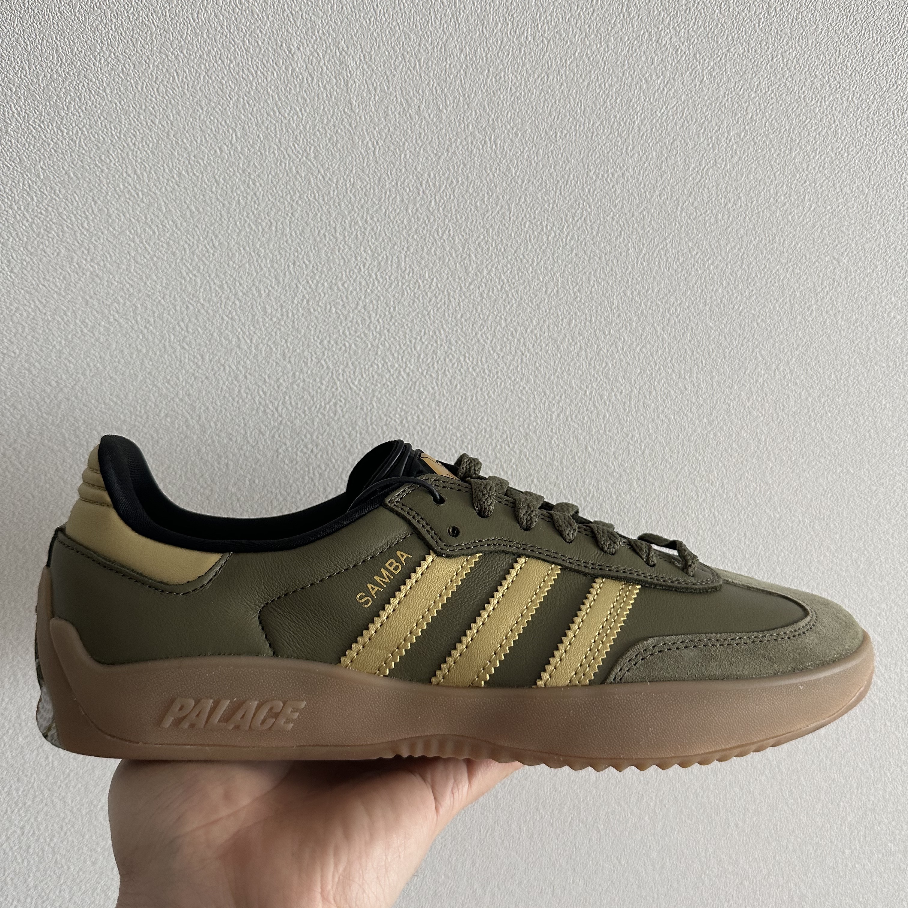 Adidas x Palace Samba Olive Gold 착용 스타일 - 1