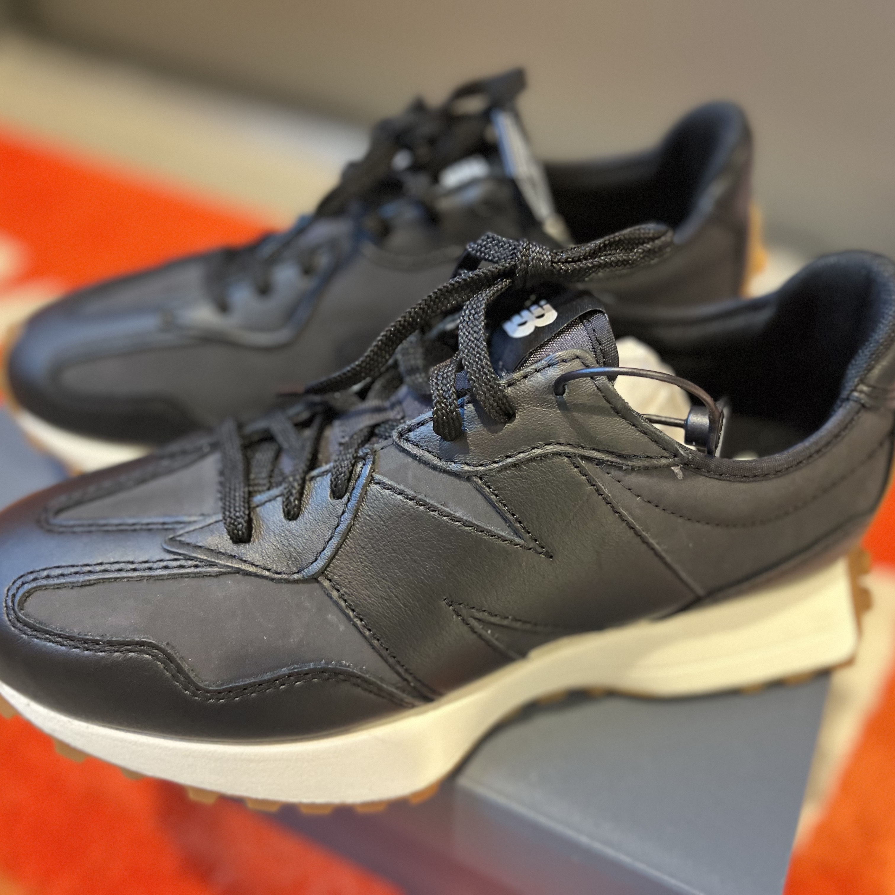 (W) New Balance 327 Black Phantom 착용 스타일 - 3