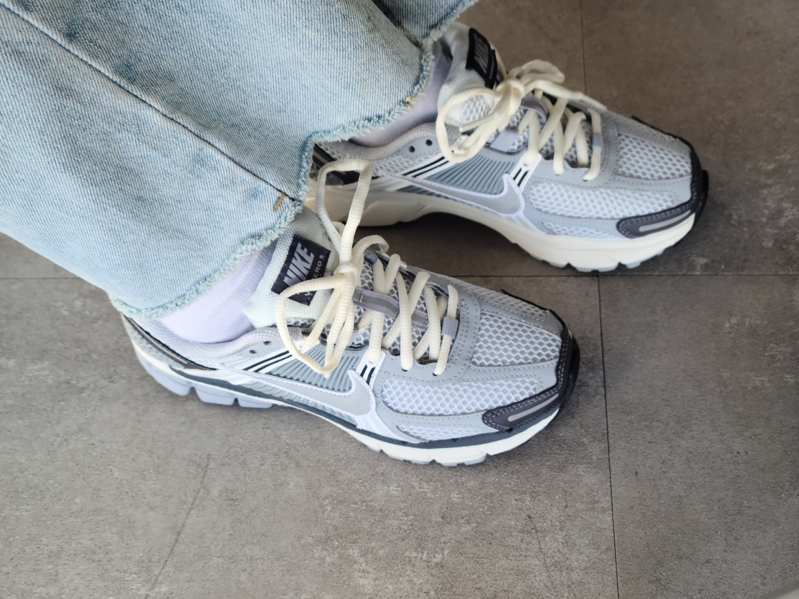 (W) Nike Zoom Vomero 5 Pure Platinum Metallic Silver 착용 스타일