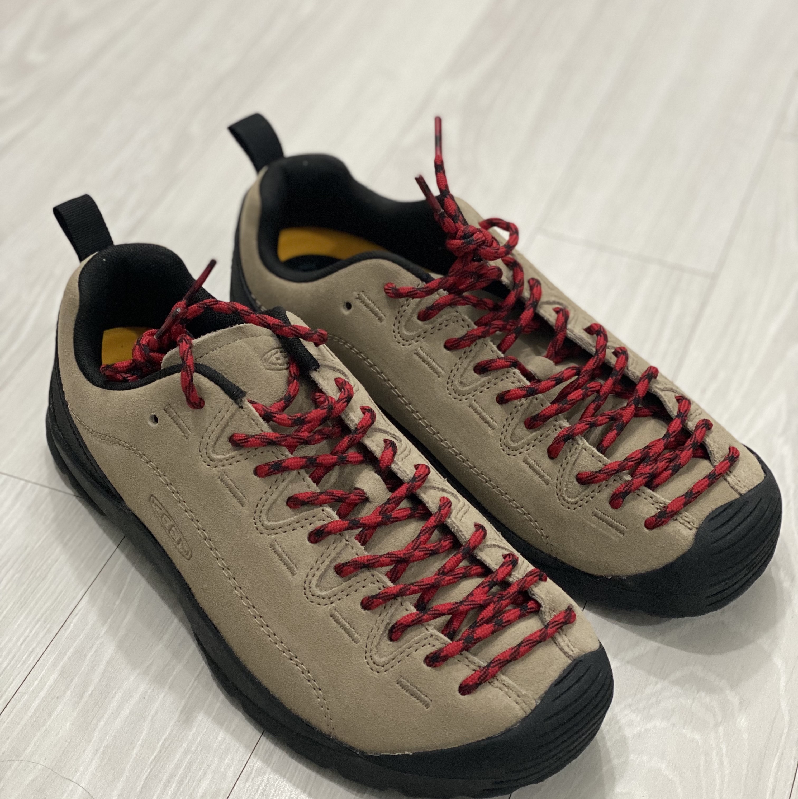 Keen Jasper Suede Sneakers Silver Mink 착용 스타일
