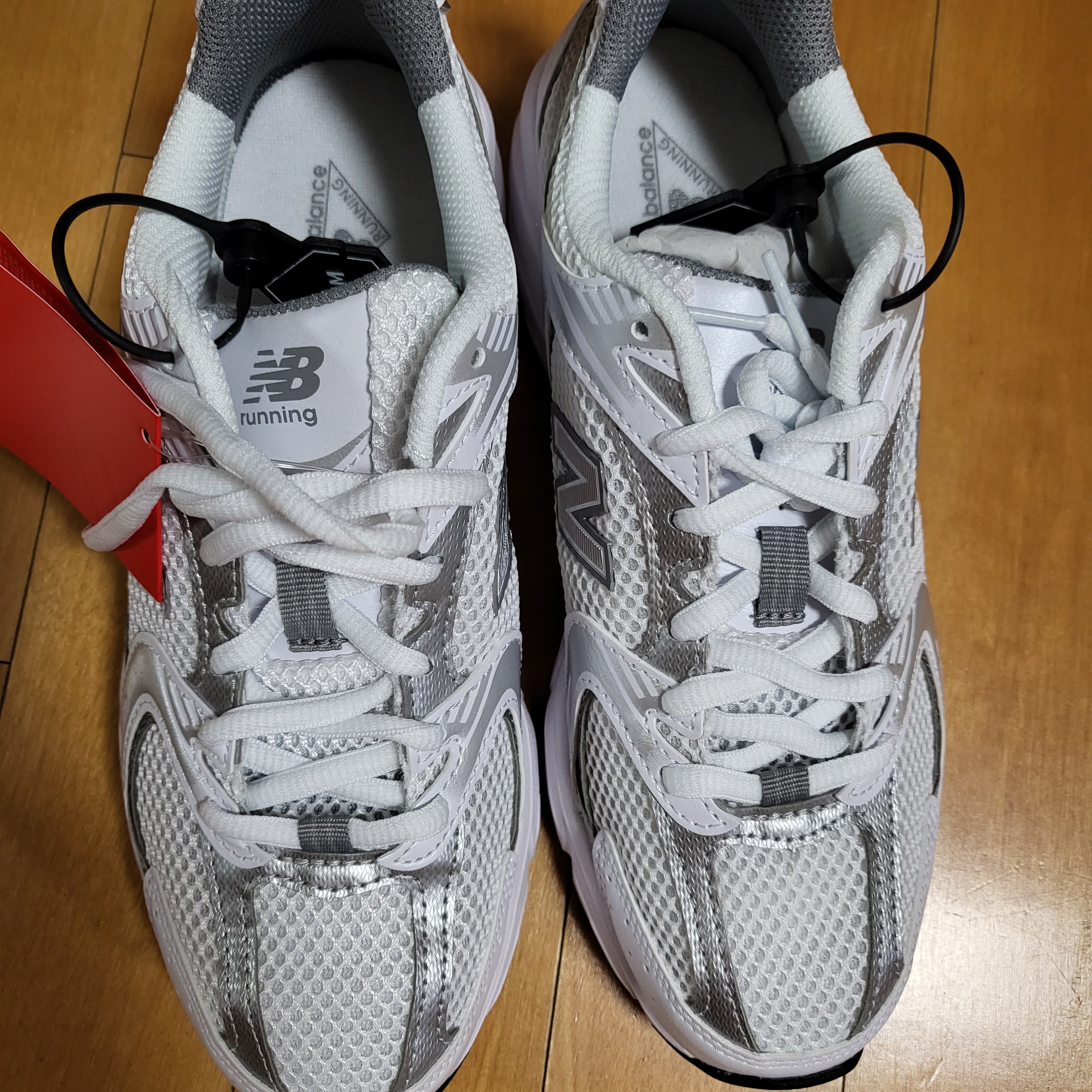 New Balance 530 White Silver 착용 스타일 - 2